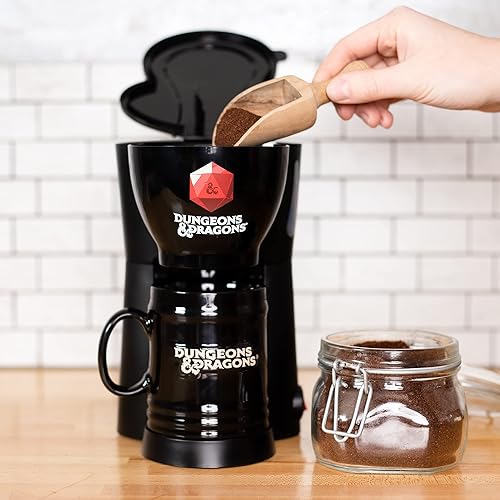 Miniatura 3 de Uncanny Brands Cafetera de una sola taza de Dungeons and Dragons con taza