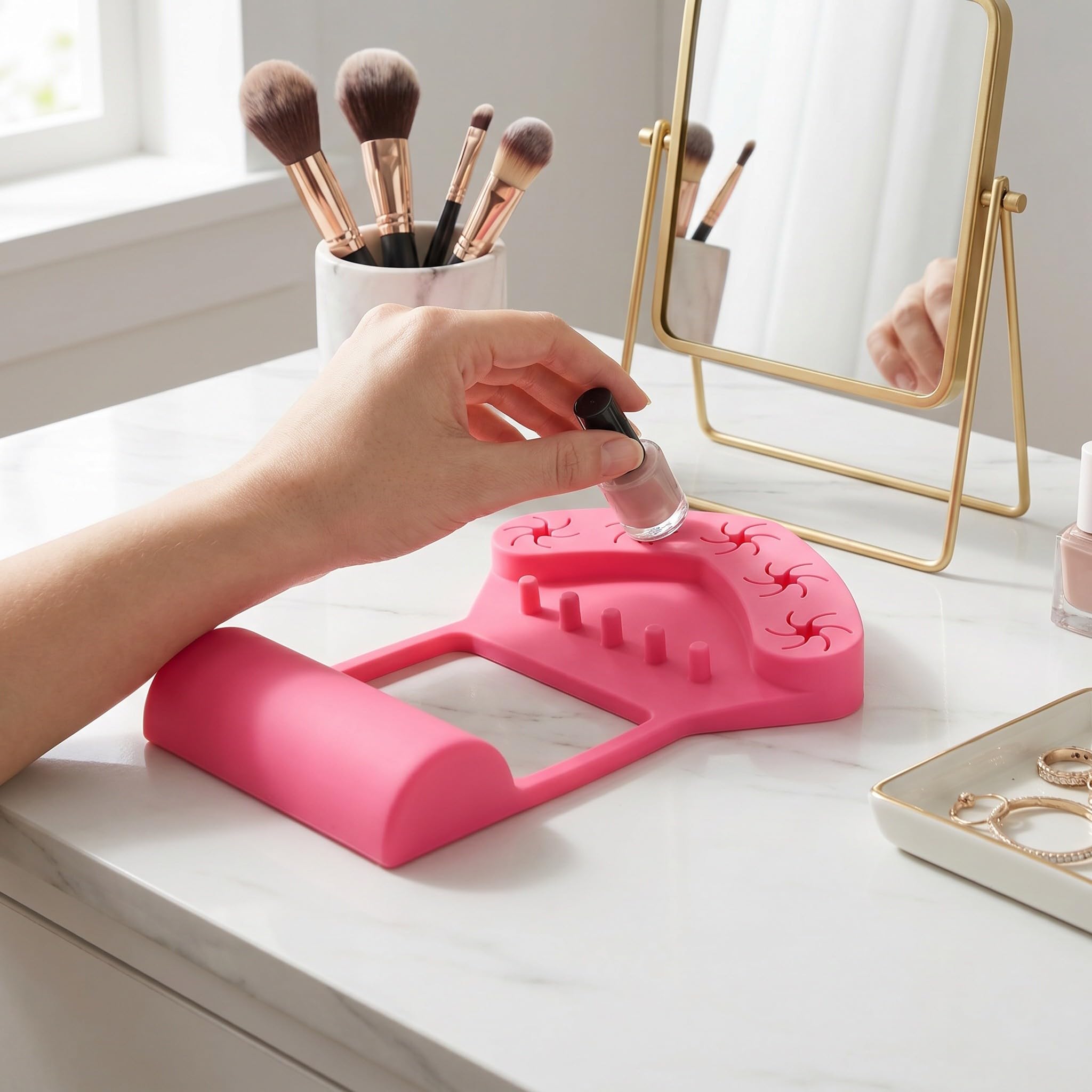 Soporte y tapete de silicona para esmalte de uñas, soporte antiderrame para botellas con 5 ranuras, reposamanos para manicura con separadores de dedos para pintar uñas, color rosa.