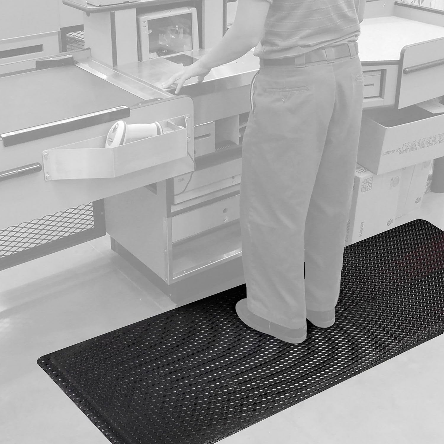 Diamond-Plate Anti Fatigue Mat by Global Industrial – Vinyl, Black, Model 39558090030001000