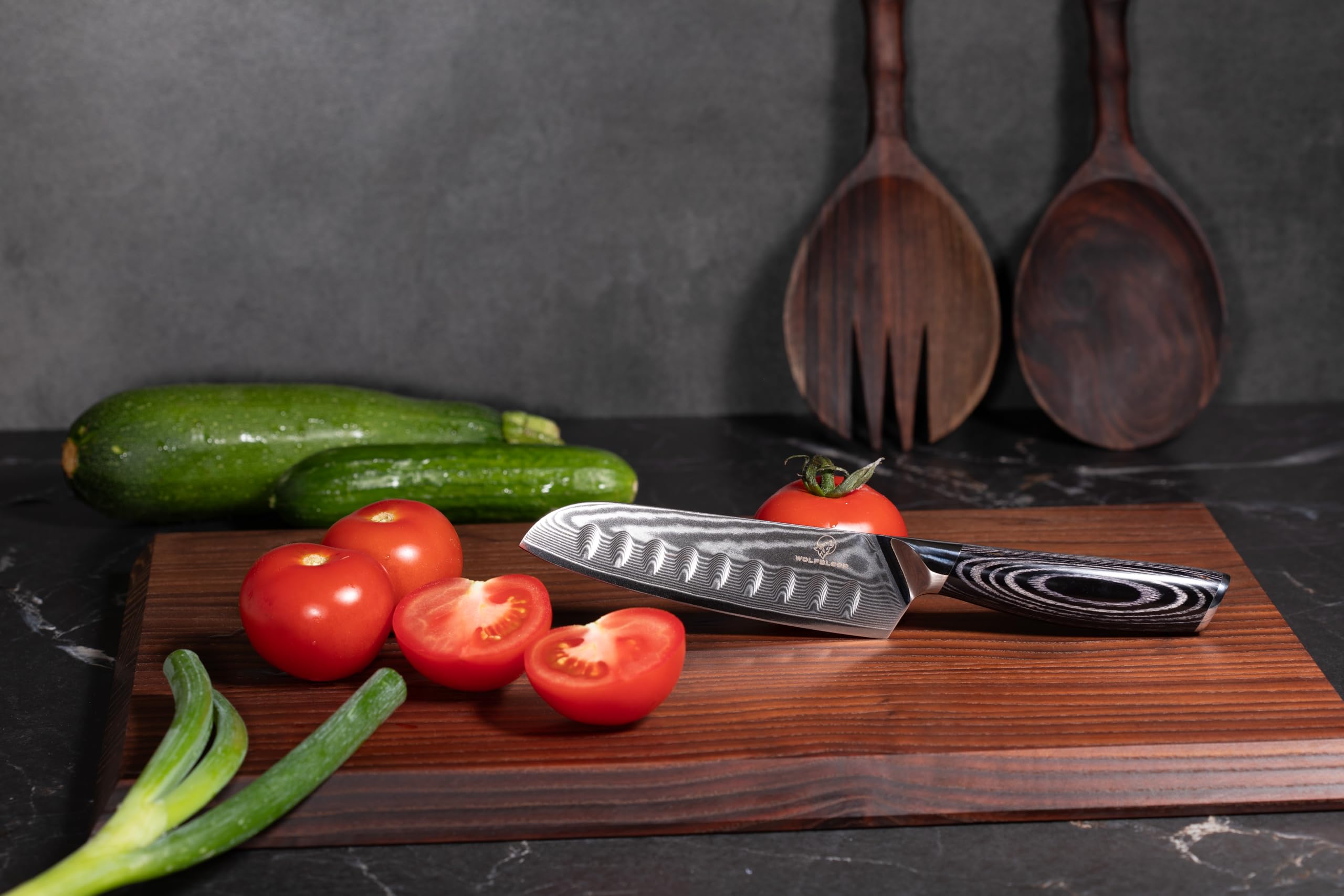 Wolfblood PRO Damastmesser Santoku Messer L (23cm) TÜV geprüfter 62 HRC Damaststahl aus 67 Lagen I Damast-Küchenmesser Santokumesser mit Holzgriff Geschenkbox und Klingenschutz