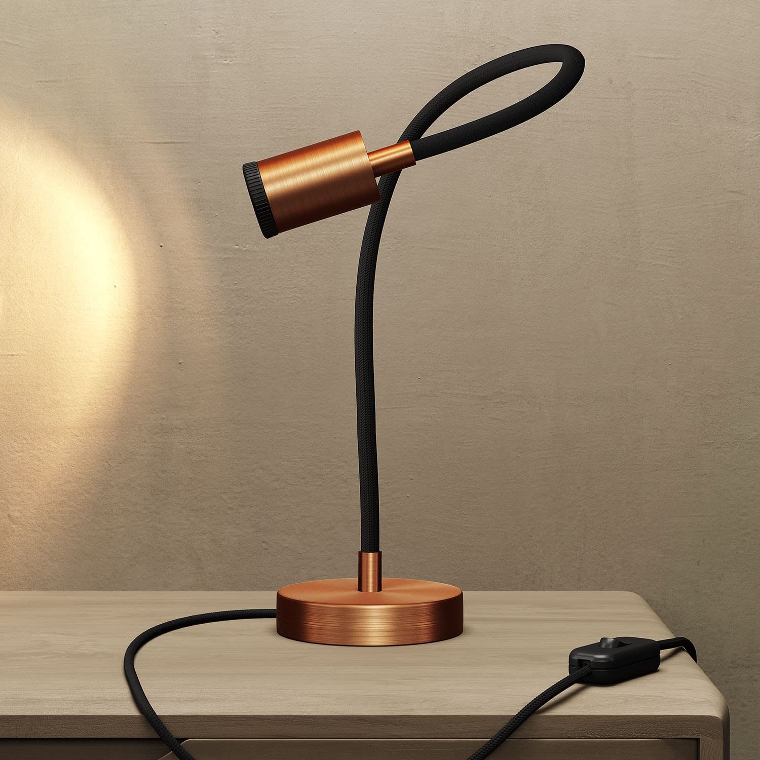 creative cables Table Flex GU1d0 - Lámpara de mesa articulada con mini foco LED y enchufe de 2 pines, con bombilla, cobre satinado