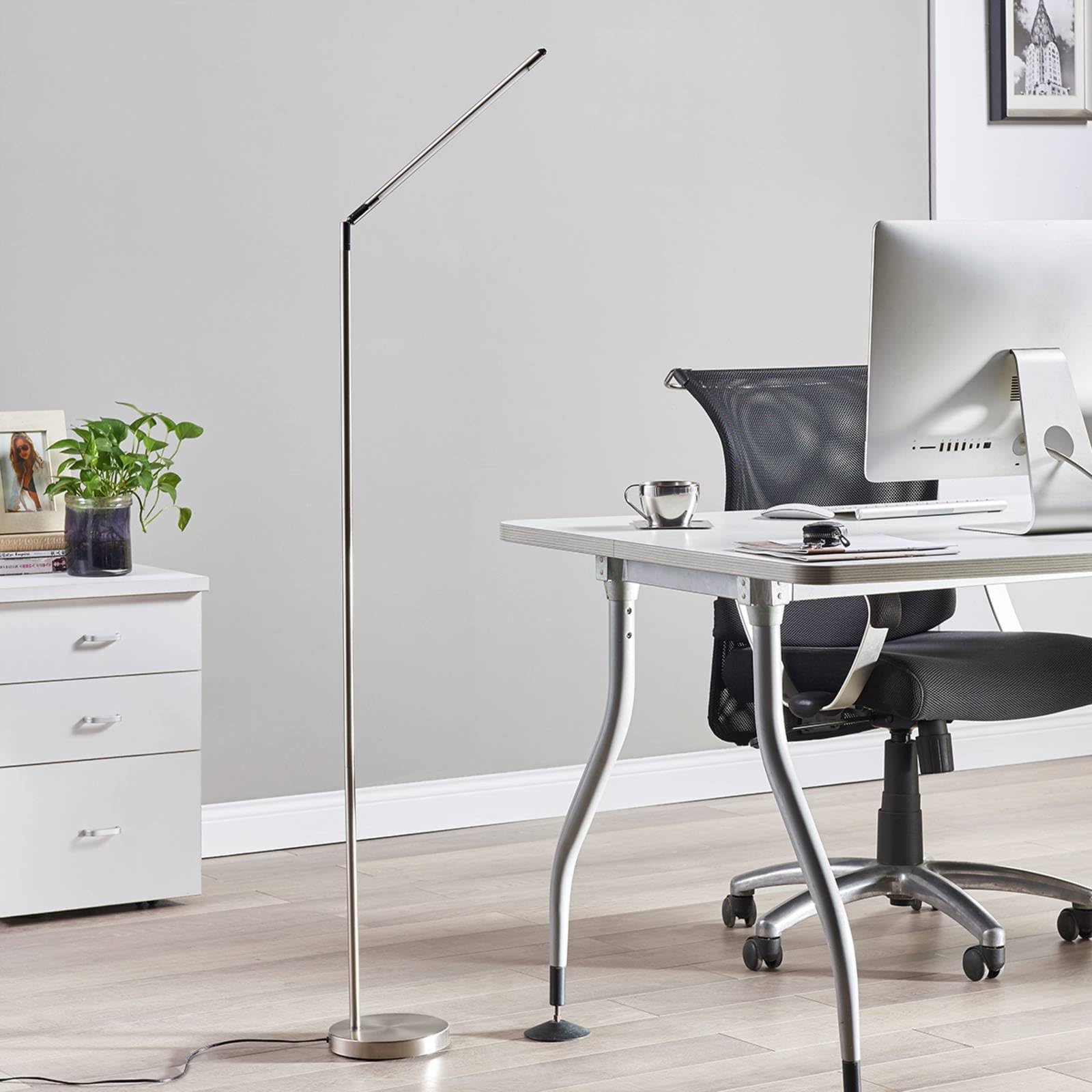 Lindby lampa podłogowa LED 'Jabbo', styl nowoczesny, m. in. do biura, kolor aluminiowy, szary, cynkowy, metal