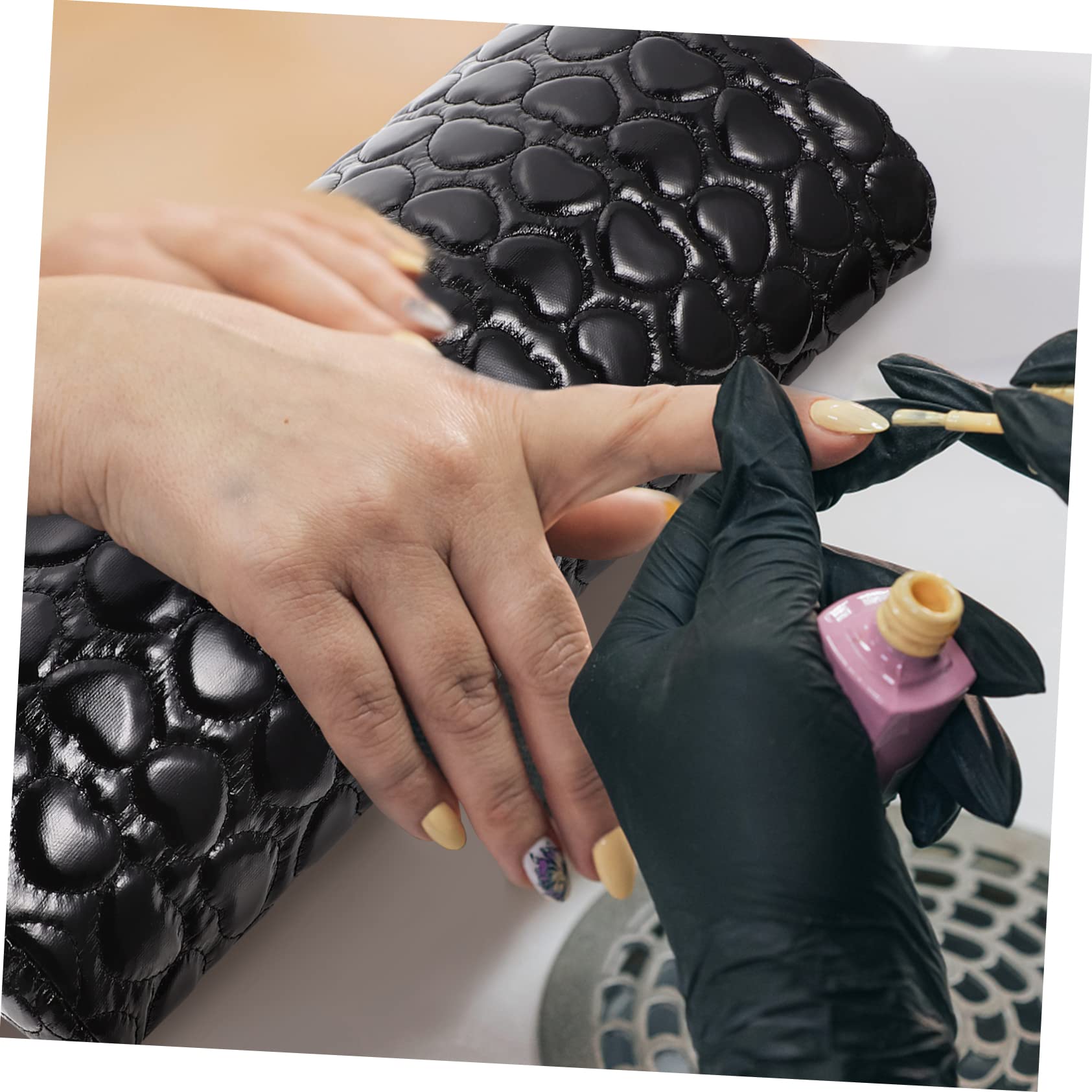 Poggiamano per Unghie a Forma di Cuore in Pu Nero, Cuscino Morbido per Manicure Confortevole, Allevia Affaticamento Mano e Braccio per Nail Art a Casa e Salone