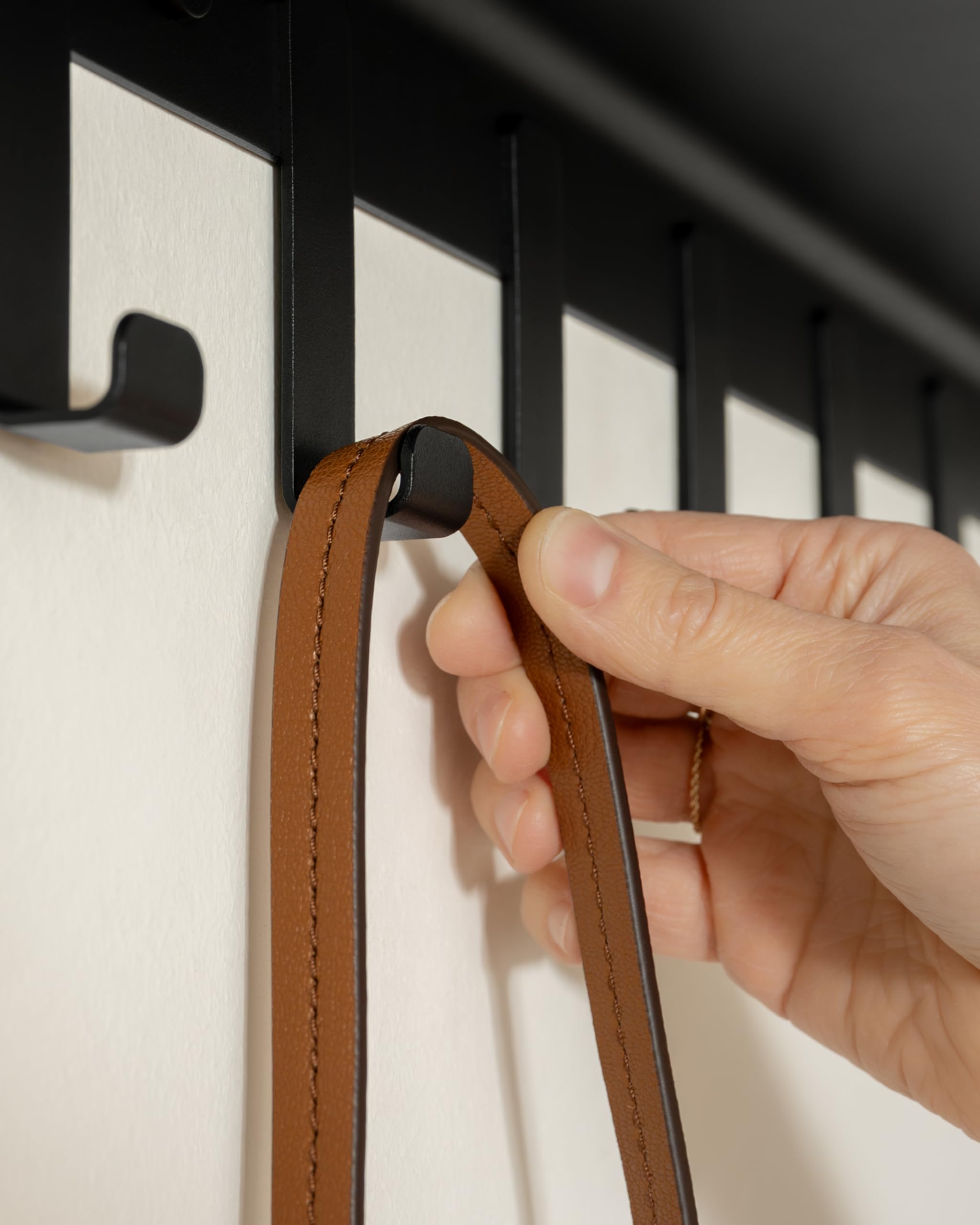 Kazai. Perchero de pared 'Holmsen' | Perchero moderno con estante de metal | Panel perchero minimalista para entrada y recibidor | Colgadores de ropa para pared | Negro