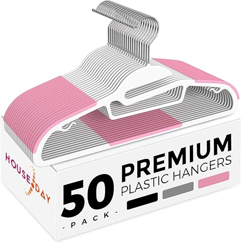 HOUSE DAY Paquete de 50 perchas de plástico color rosa, perchas delgadas que ahorran espacio, perchas antideslizantes con almohadillas de goma,