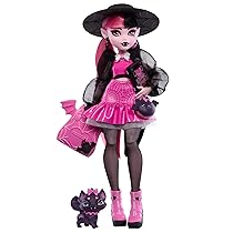 Monster High – Draculaura, bambola dal look mostruoso con gatto-pipistrello Conte Favoloso e accessori inclusi, zaino, bento box e libro degli incantesimi, giocattolo per bambini, 4+ anni, HRP64, nero
