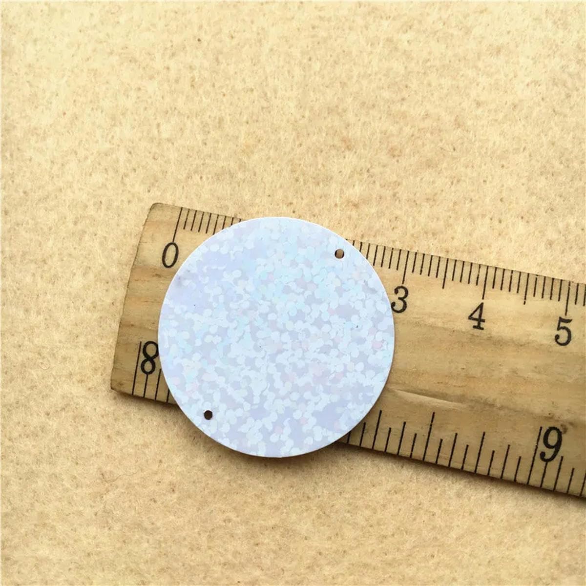 Cekiny do szycia, 100 szt. 3-5 cm białe okrągłe pierścienie z PVC w kształcie serca, materiał do szycia DIY z tkaniną (4 cm okrągły z 1 otworem)