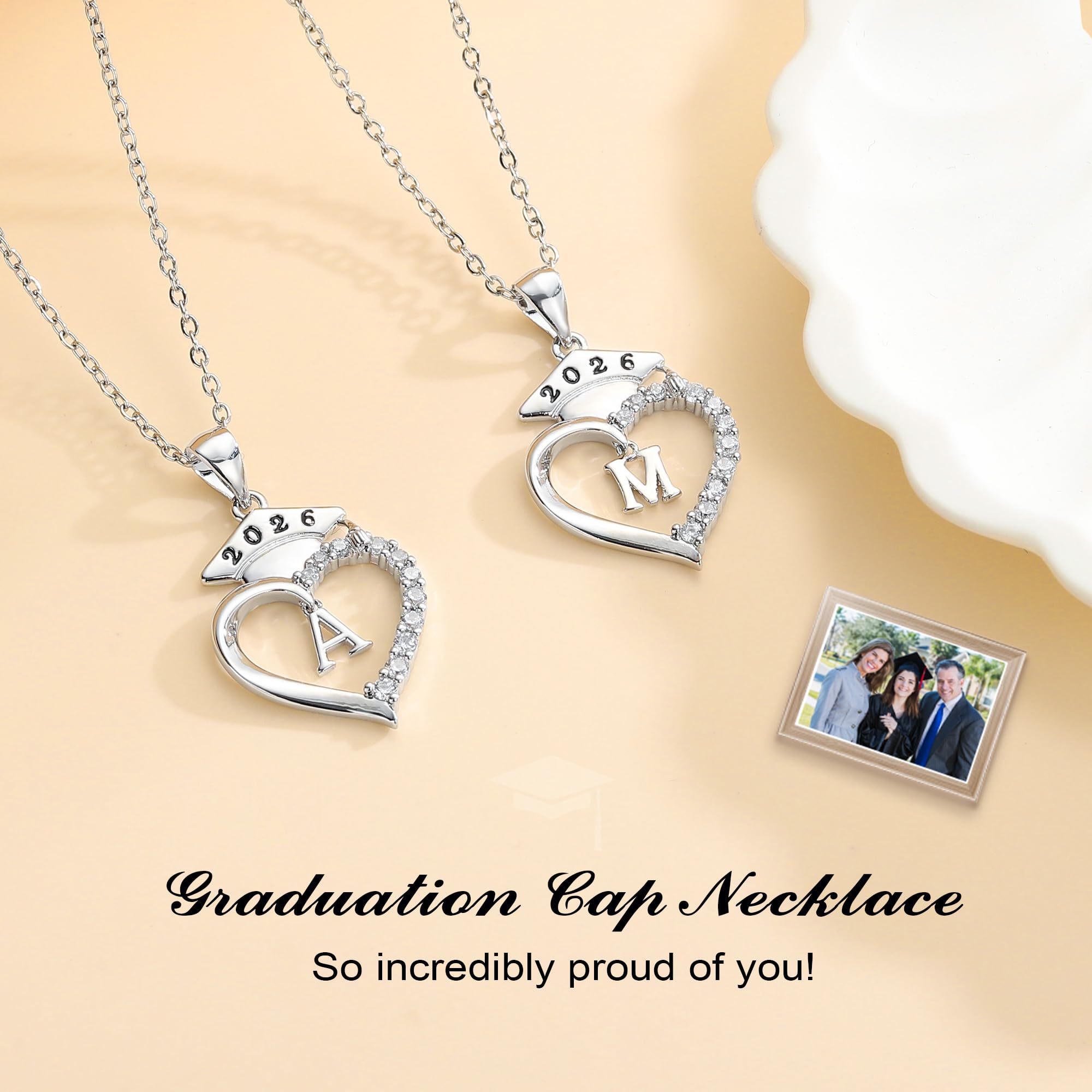 TINGN Regalos de graduación para ella 2024, collares con dije de corazón con inicial con gorra de graduación de clase 2024, regalos de graduación para ella 2024