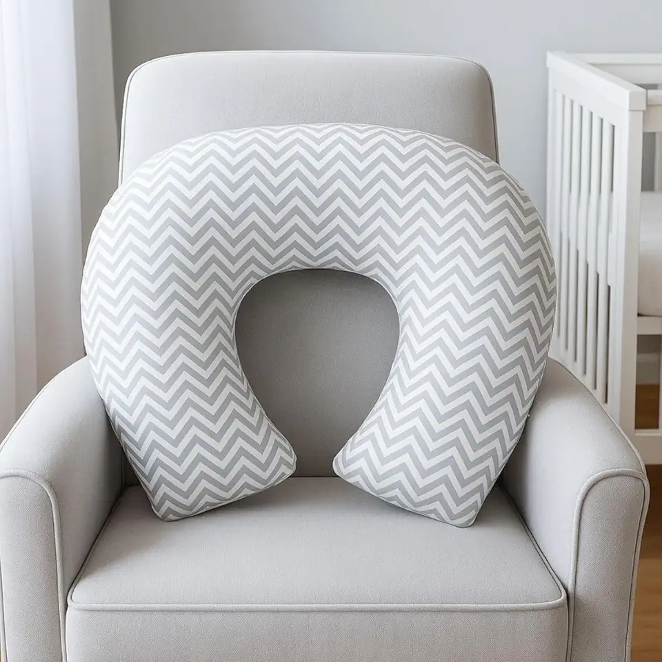 Almofada Amamentação Bebê Travesseiro c/Capa Removível 100% algodão Apoio Braço Amamentar Estrutura Firme Grande Conforto Macio Antialérgico PEGWEB (Cinza Chevron)