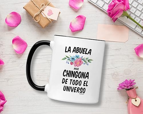Miniatura 2 de Casitika Taza de Abuelita. Regalos para abuela en español. Taza de café La Abuela Mas Chingona De Todo El Universo. Regalos para Cumpleaños. (mango