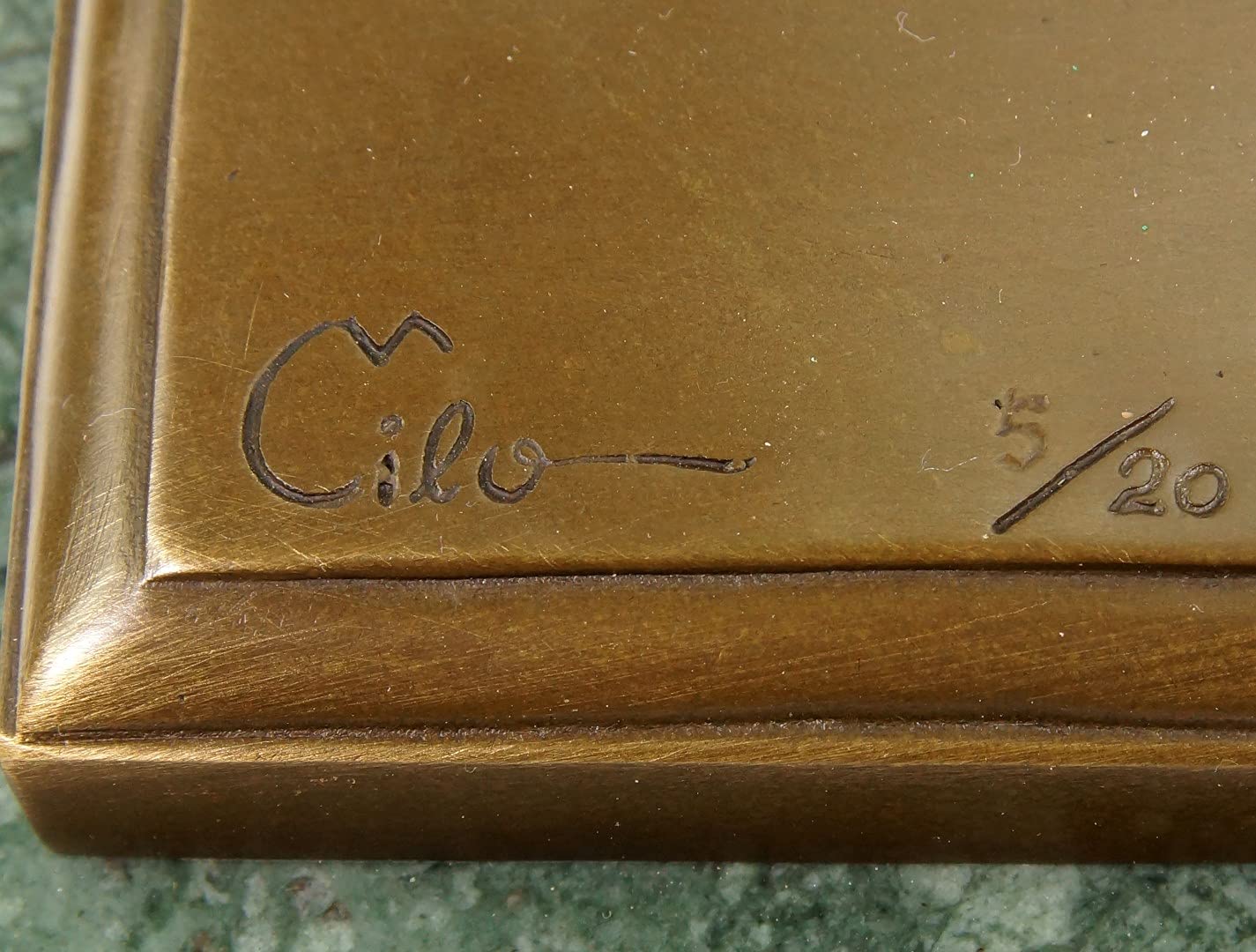 Kunst & Ambiente - Leichtigkeit des Seins - signiert Milo - Limitierte Bronzestatue - limitiert - nummeriert - Frauenakt aus Bronze - braun - Skulpturen online kaufen - Modern Art