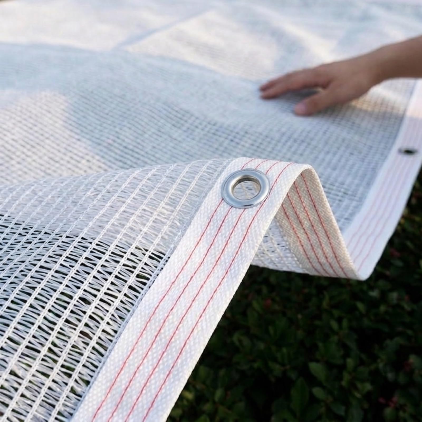 Toile d'ombrage de patio pour créer un coin de fraîcheur blanc au jardin