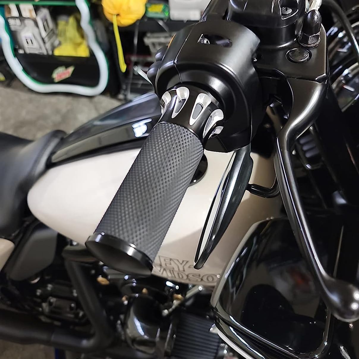 Motorcycle Handlebar Grips 1" Black Street Glide Flhx Handgrip for Harley Davidson Touring Glides Electronic Throttle Grips 2008-2023 CNC Edge Cut