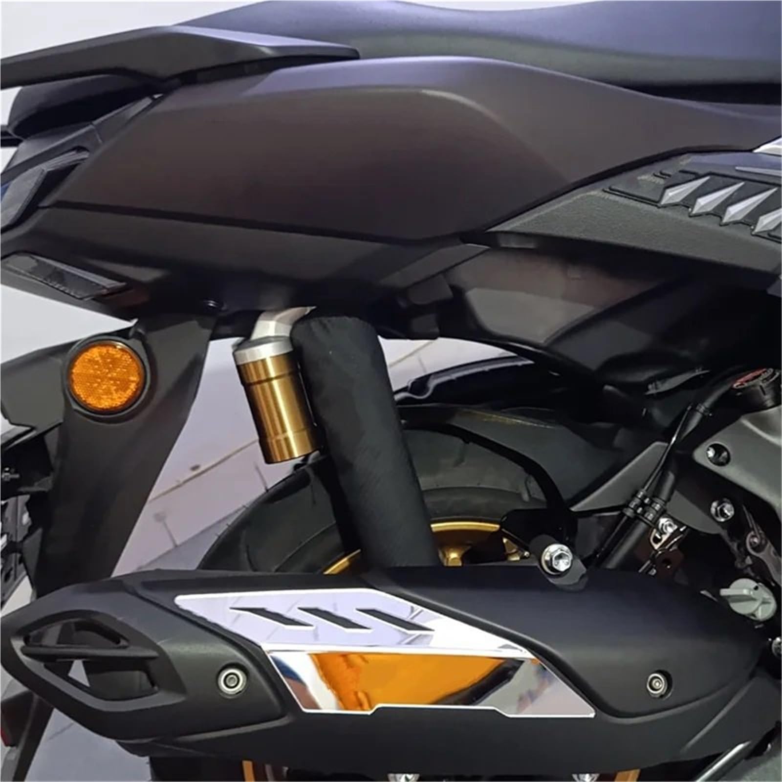 Tłumik do motocykla rura osłona cieplna Pasuje do motocykla NMAX155 V3/Turbo 2024-2025. Dekoracja pokrywy tłumika wydechu. Akcesoria wykończeniowe(Silver)