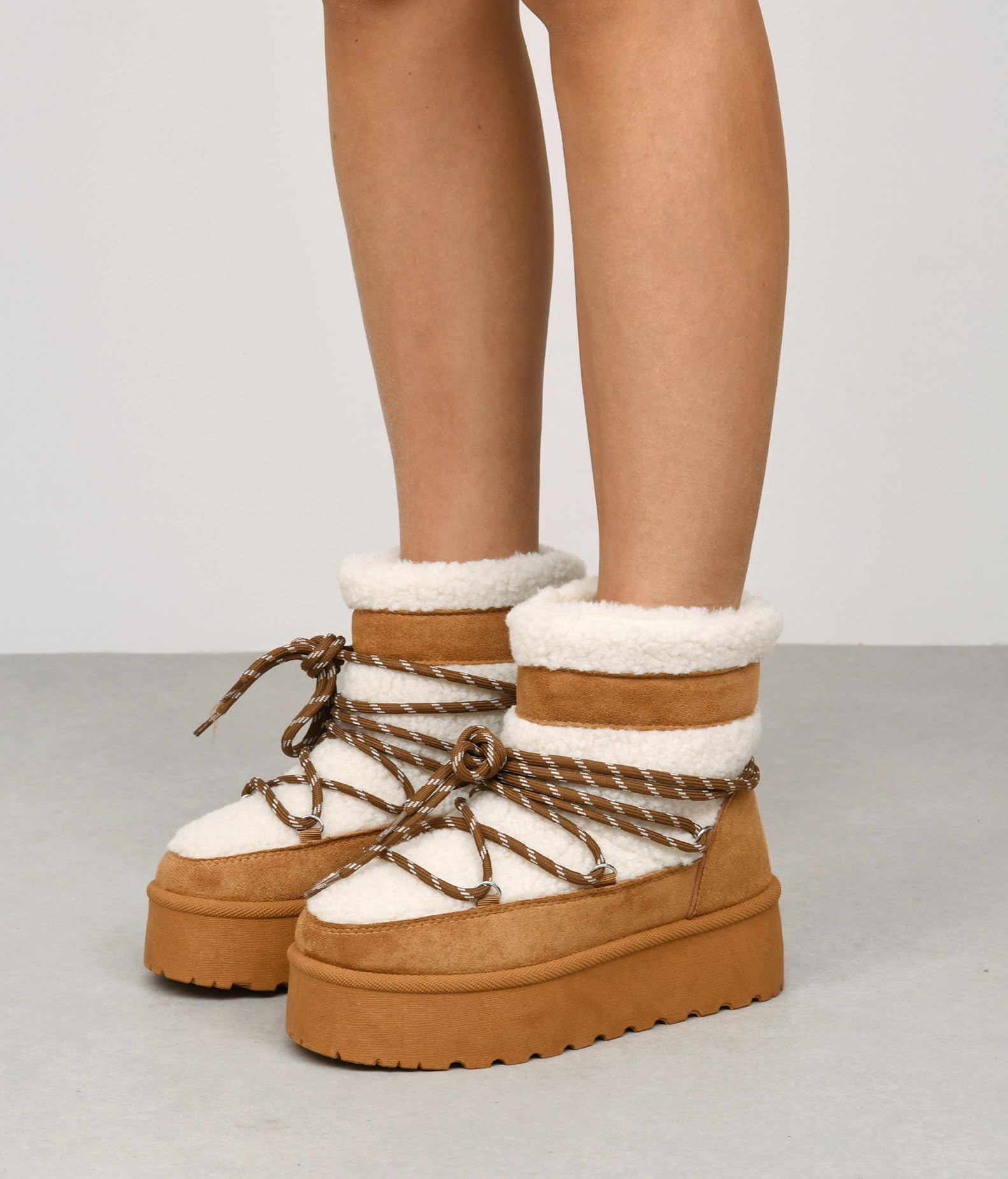 BOSANOVA Botas de Nieve para Mujer con Pelo de Borreguillo Beige y Suela de Plataforma Dentada de 4.5 cm. Cierre Mediante Cordones. No Son Impermeables. Calzado para Mujer
