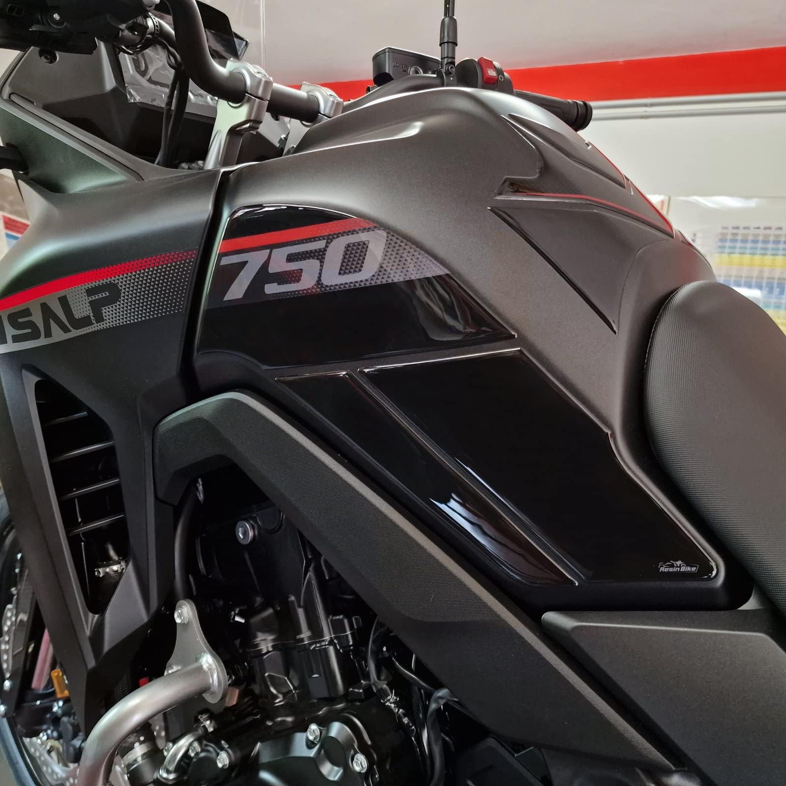 Resin Bike Autocollant Moto compatibles avec Honda Transalp XL 750 2023-2024. Protections Latérales de Genoux Réservoir de Moto Contre Chocs et Éraflures. Paire d'autocollants 3D en Résine Neutre