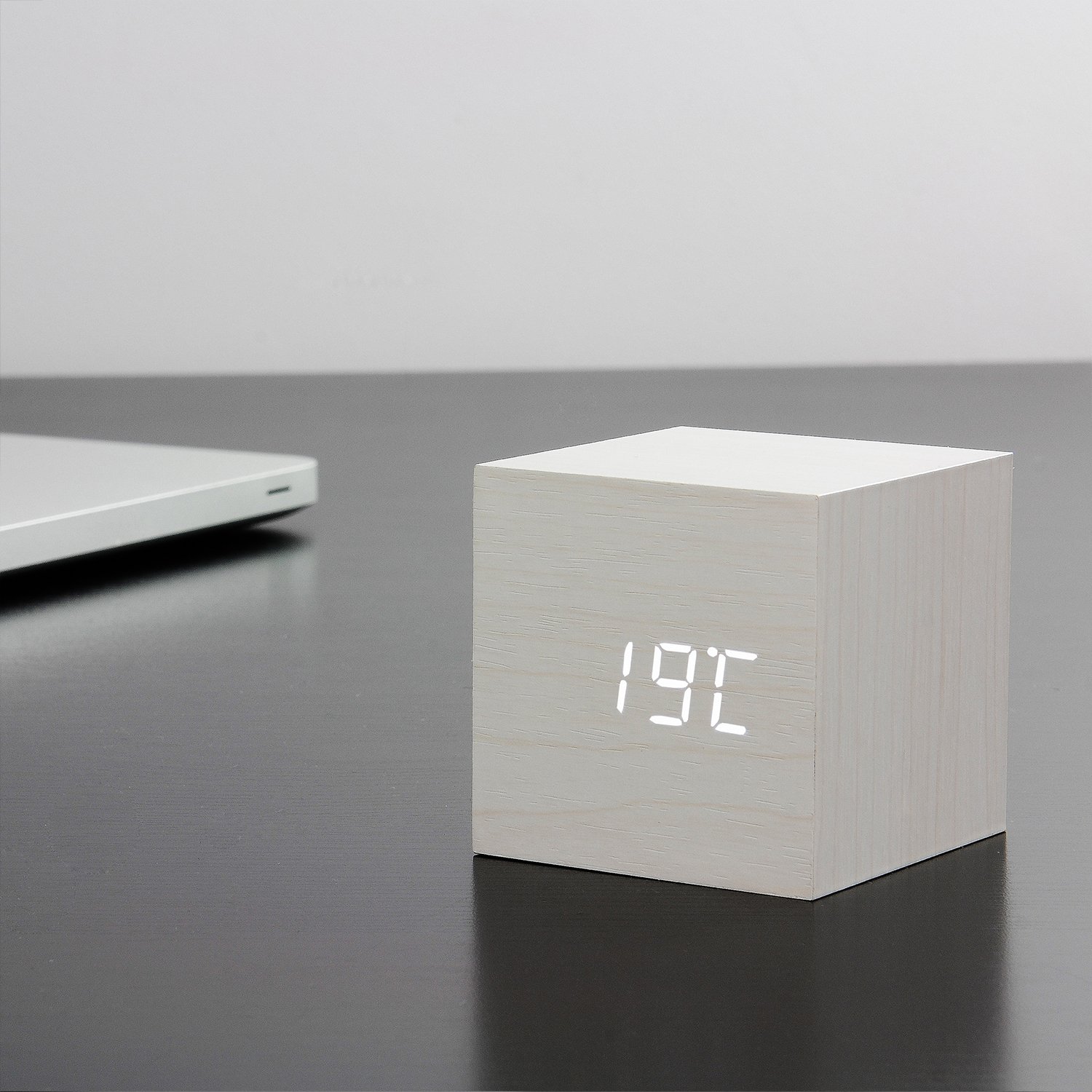 Gingko Cube LED Click Clock Wecker mit Soundaktivierung (Uhrzeit, Datum & Temperatur), weiß/weiß