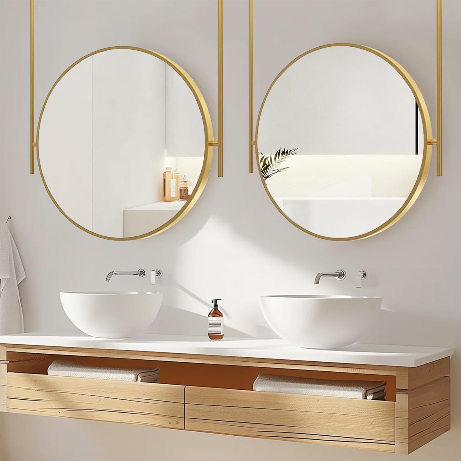 Miroir rond suspendu au plafond pour sublimer l'entrée et le salon