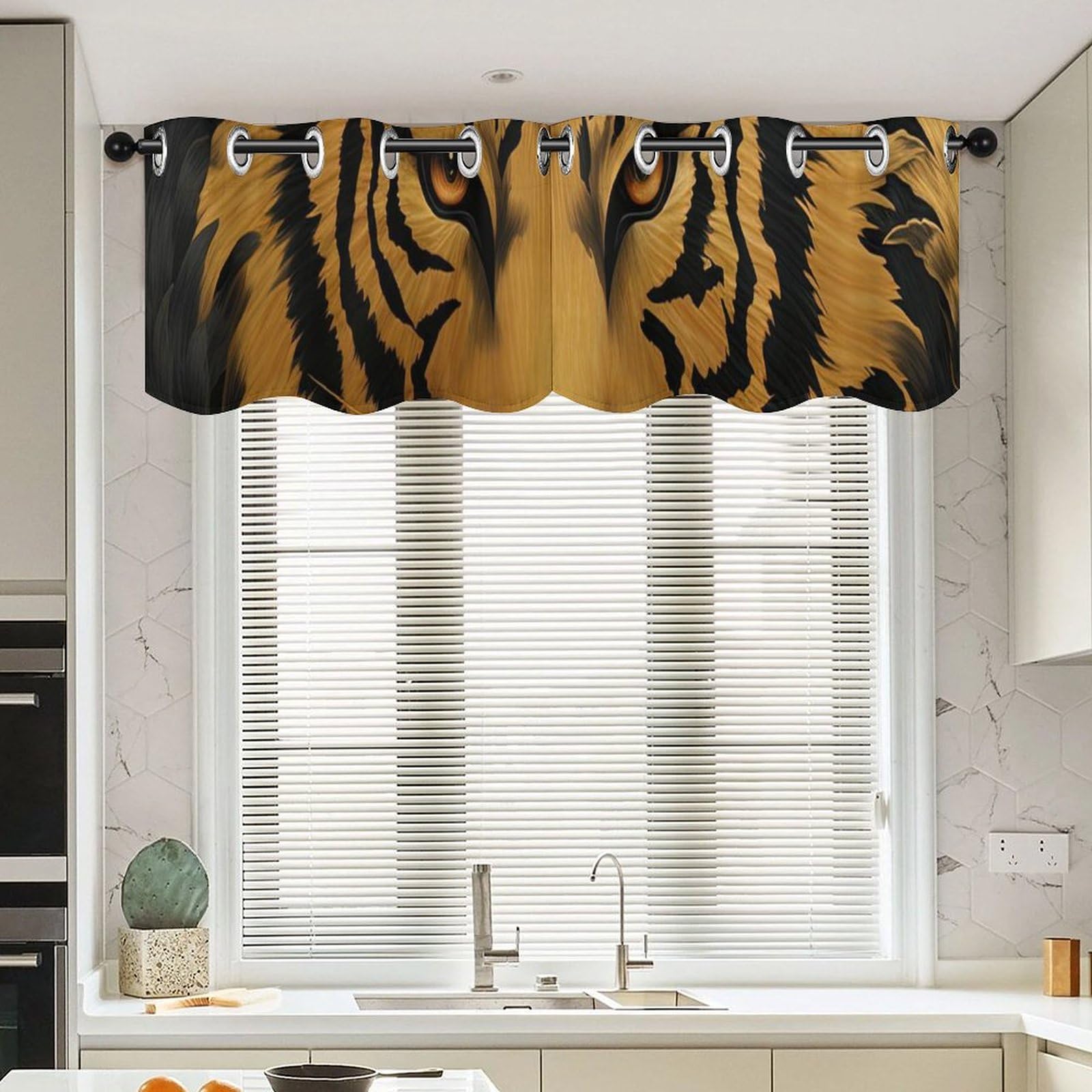 Cenefas de cortina con estampado de tigre que regulan la luz de tu ventana