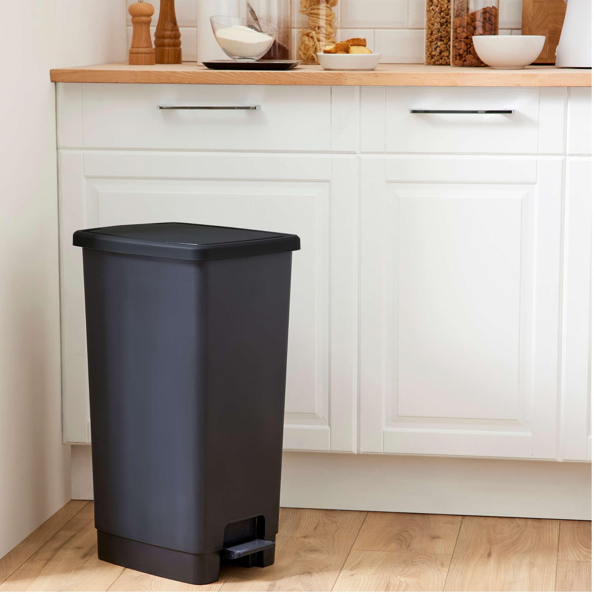 Sundis Flat Bin, pattumiera con pedale, 40L, in plastica, rettangolare | Con maniglie per appendere e nascondere la borsa, nero e antracite, per cucina, ufficio, lavanderia, garage, officina