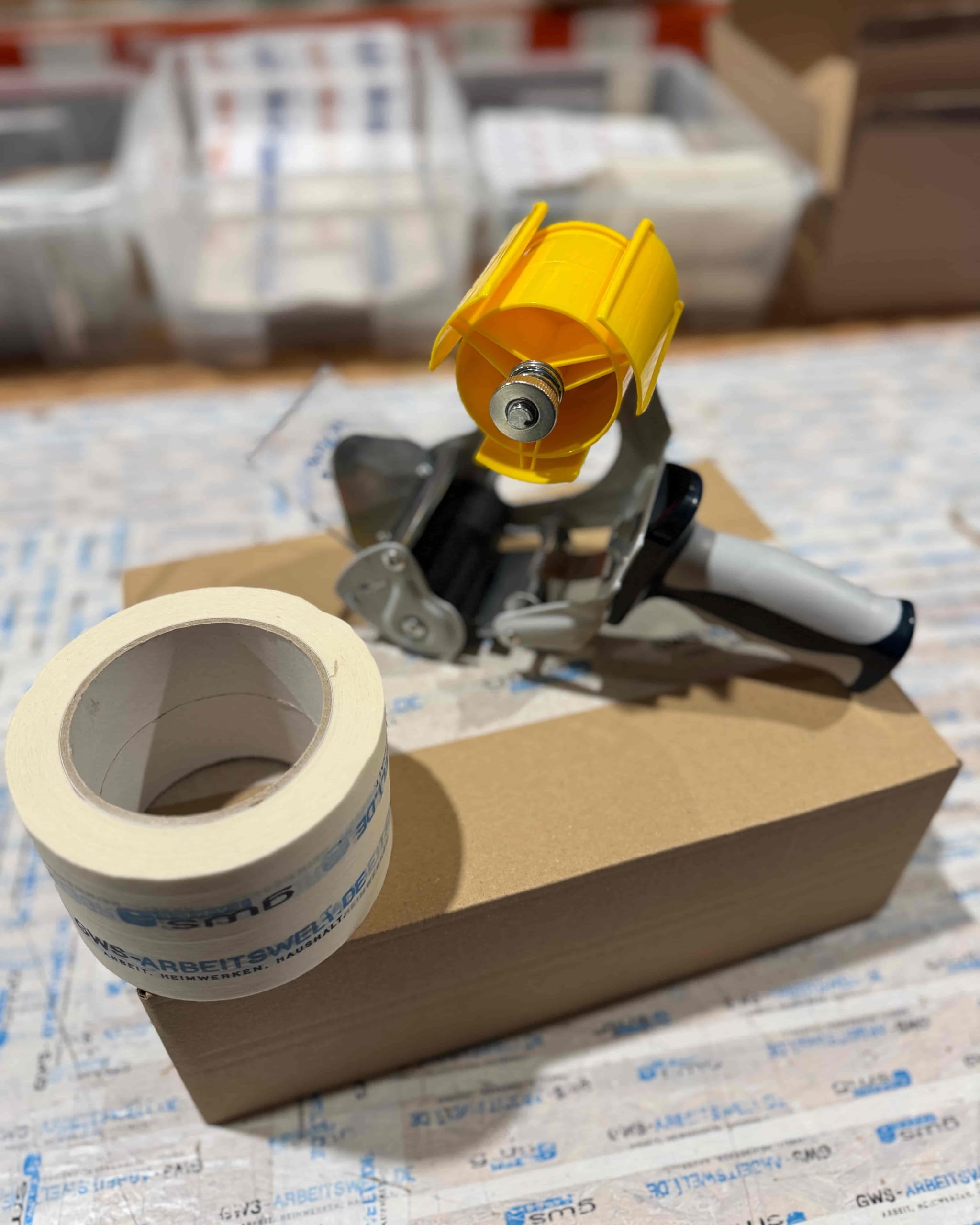 gws Dispensador de cinta adhesiva profesional con marco de metal estable, hoja de seguridad y mango ergonómico de goma (2 dispensadores, para rollos de hasta 66 m x 75 mm)