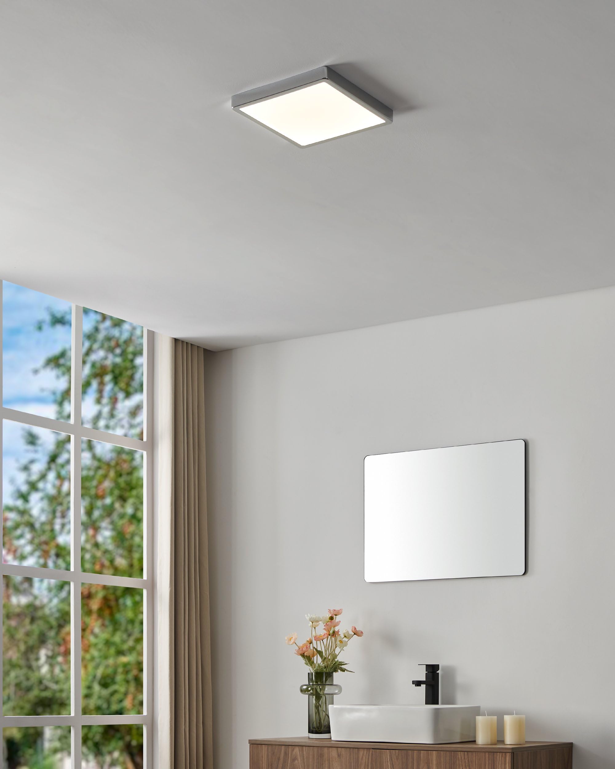 Eglo lámpara de techo LED Fueva 5, iluminación de superficie, luz de baño de metal cromado y superficie iluminada de plástico en blanco, L x A 28,5 cm, IP44