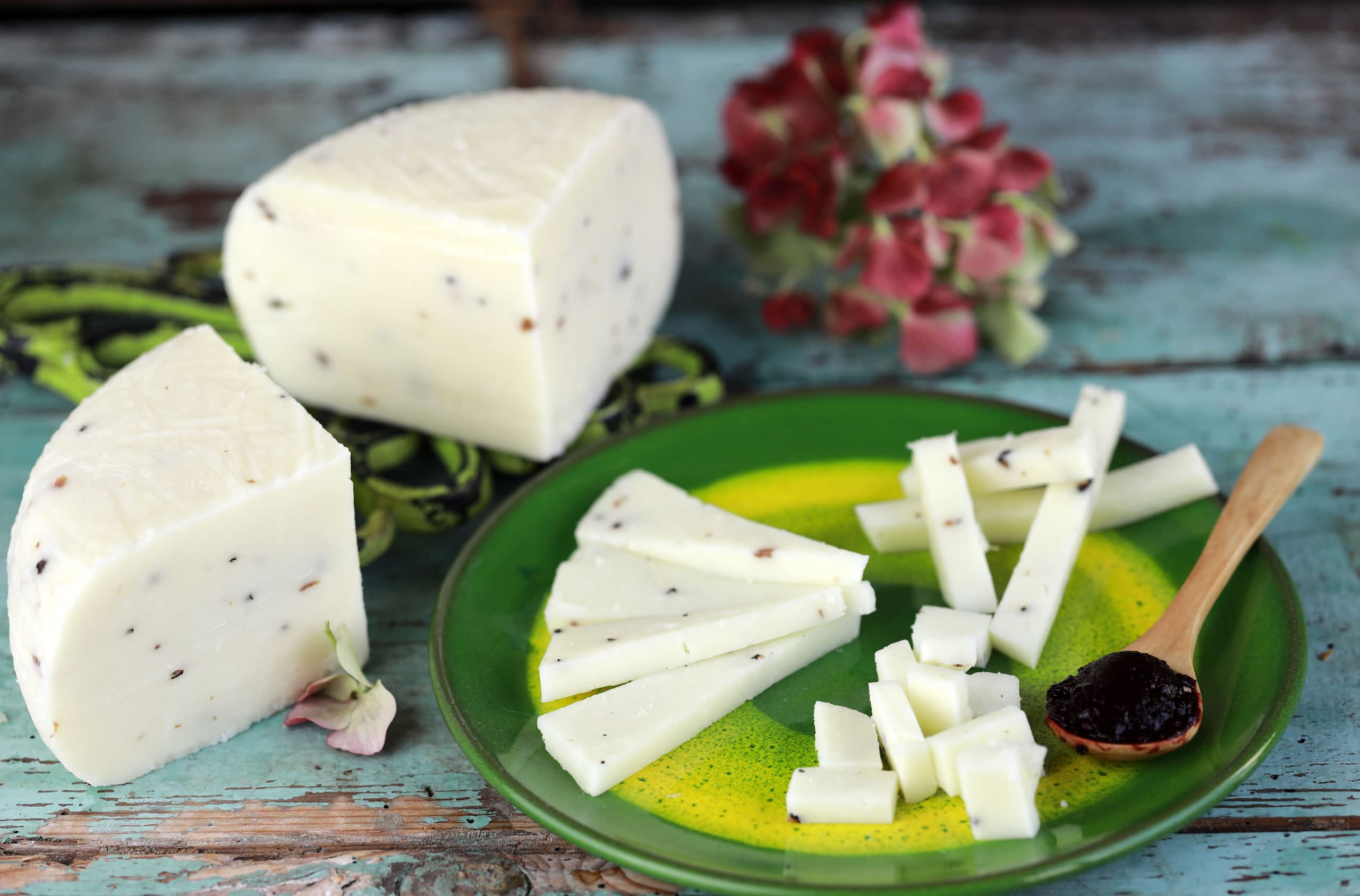 Pecorino al Tartufo | trancio sottovuoto da 0,3 kg | formaggio artigianale toscano | Salumificio Artigianale Gombitelli - Toscana