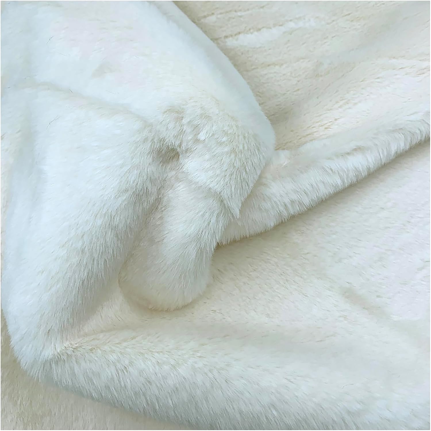 Short Plush Shaggy Faux Fur Fabric Sewing Fabric Supplies Super Soft and Fluffy Luxuriously Cushy for Craft Supply, Wedding Party Christmas Decoratio