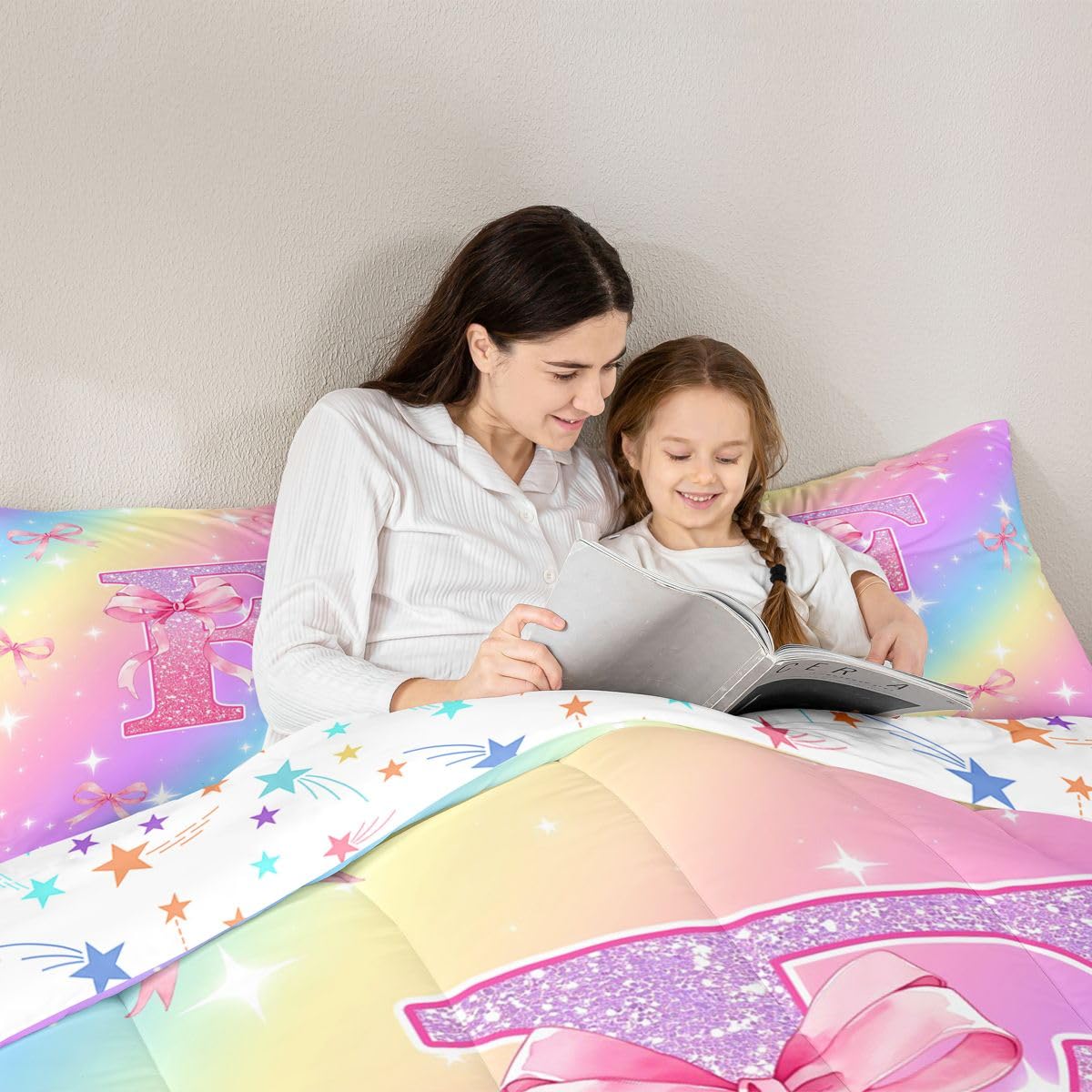 Homewish Juego de edredón con monograma inicial tamaño King, decoración de habitación, juego de ropa de cama con lazo rosa, arcoíris pastel, purpurina y coqueta, juego de edredón personalizado con