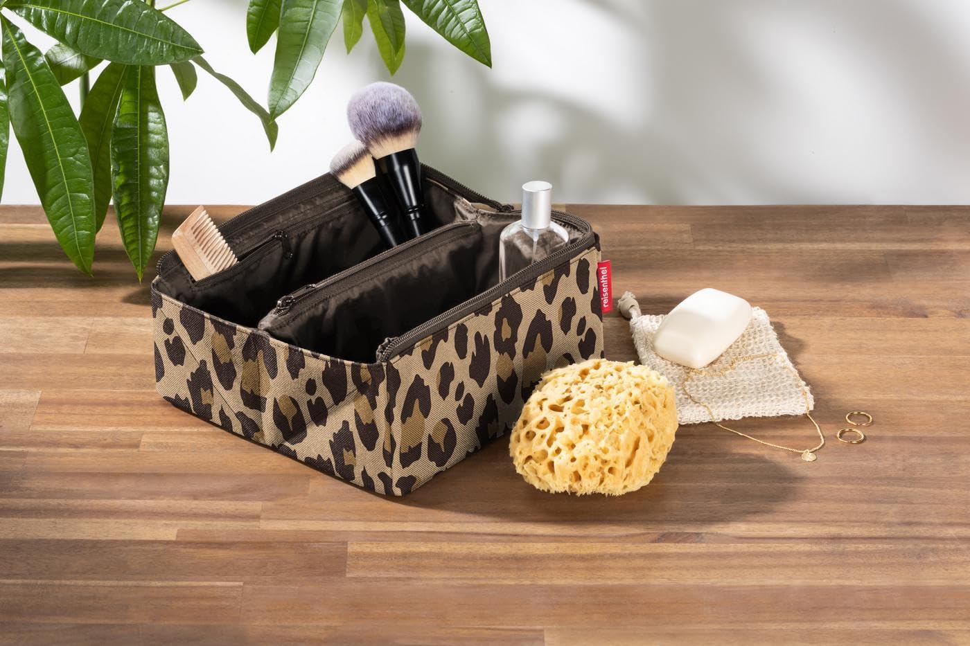 reisenthel fold case Leo Macchiato - Boxy Cosmetic-Case : Optimaler Reisebegleiter mit viel Stauraum. 2 Steckfächer innen: für mehr Ordnung