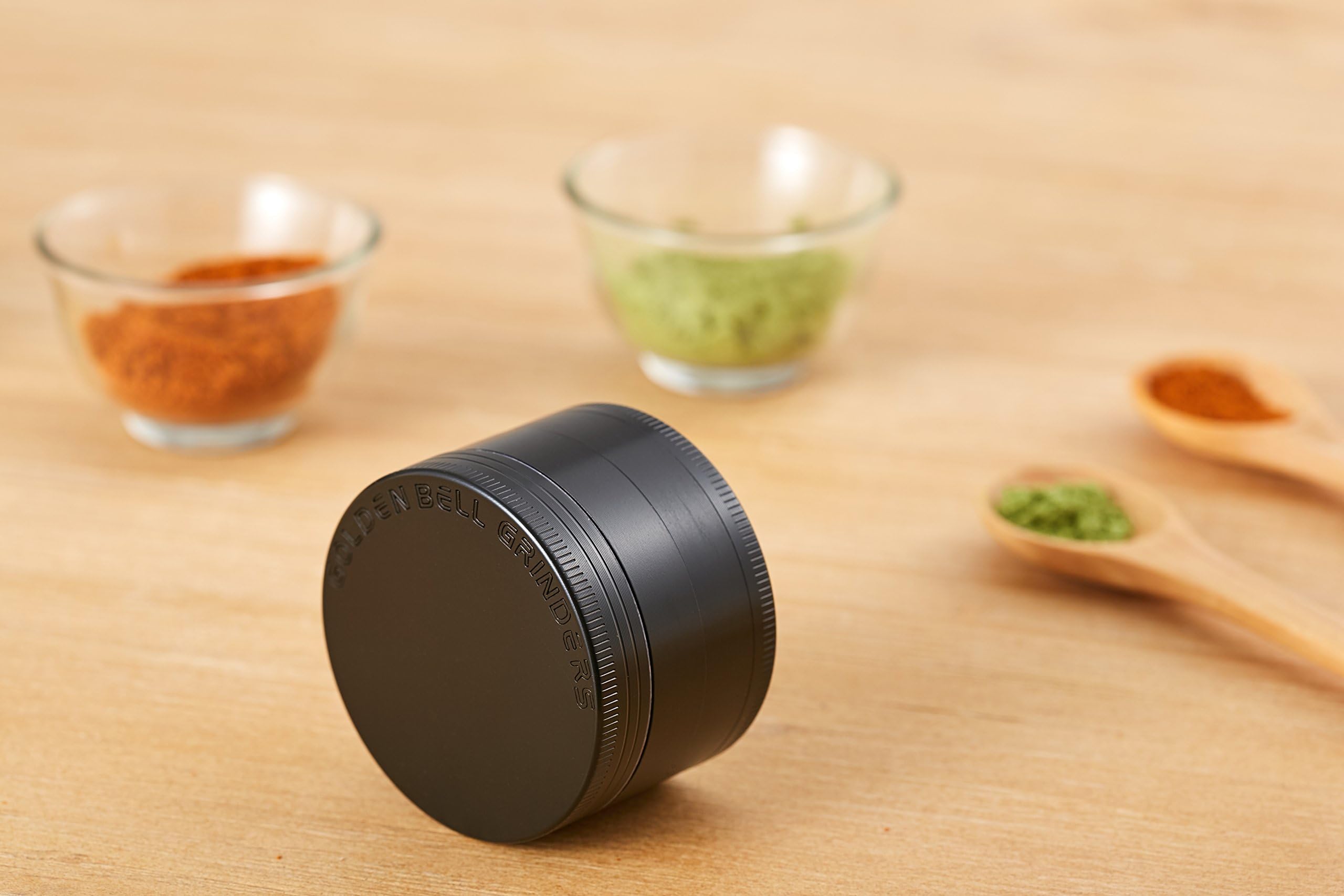 LIHAO Moulin Grinder à Epices en Alliage de Zinc pour Herbes Séchées et Épices de Cuisine, de Diametre 53mm, Noir