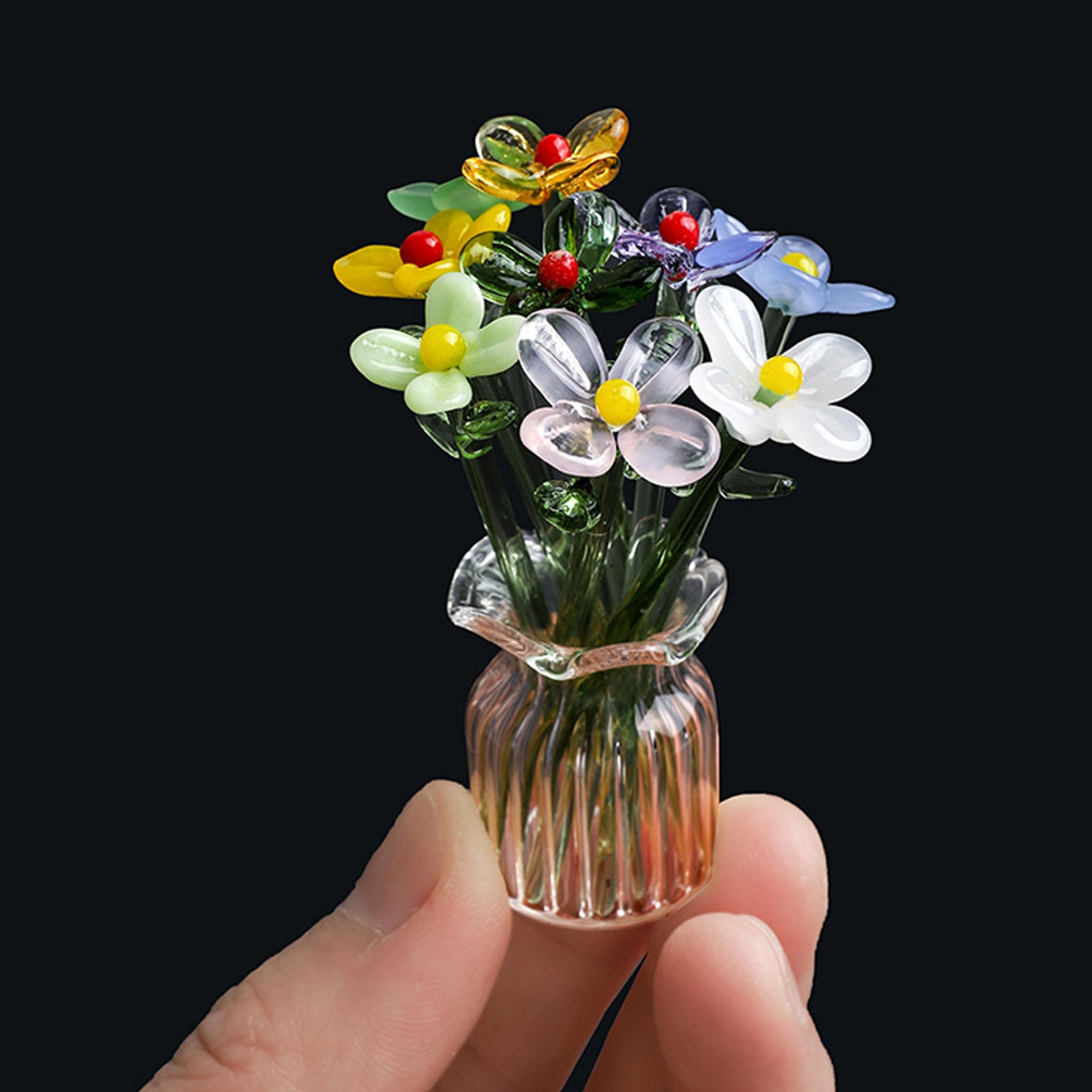 Flores artificiales mini en jarrón pequeño para decorar espacios reducidos y mesas sin luz