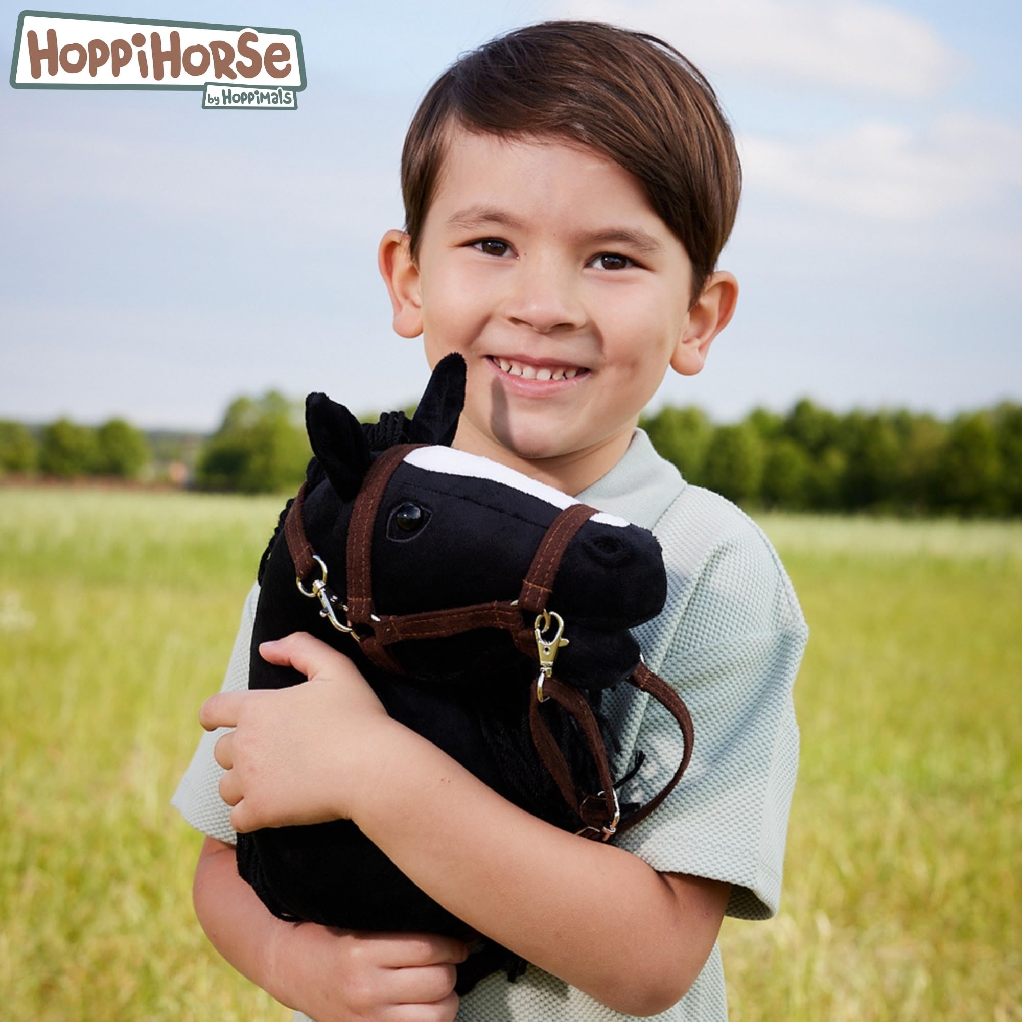 HOPPIHORSE - Hobby Horse Sport Edition A4, Koń na kiju z kantarem, wodzami, paskiem na ramię, ogonem i uchwytem silikonowym, wysokiej jakości pluszowy Hobby Horse w pudełku prezentowym od HOPPIMALS