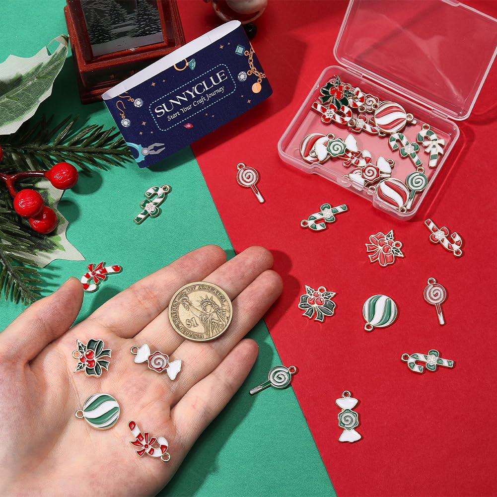 SUNNYCLUE 1 Box 48 Stück 12 Stile Weihnachts Emaille Anhänger Gemischte Weihnachtsanhänger Großpackung Legierung Grün Rot Metall Weihnachtsbonbons Schleife Feiertagsanhänger Für Die Schmuckherstellung