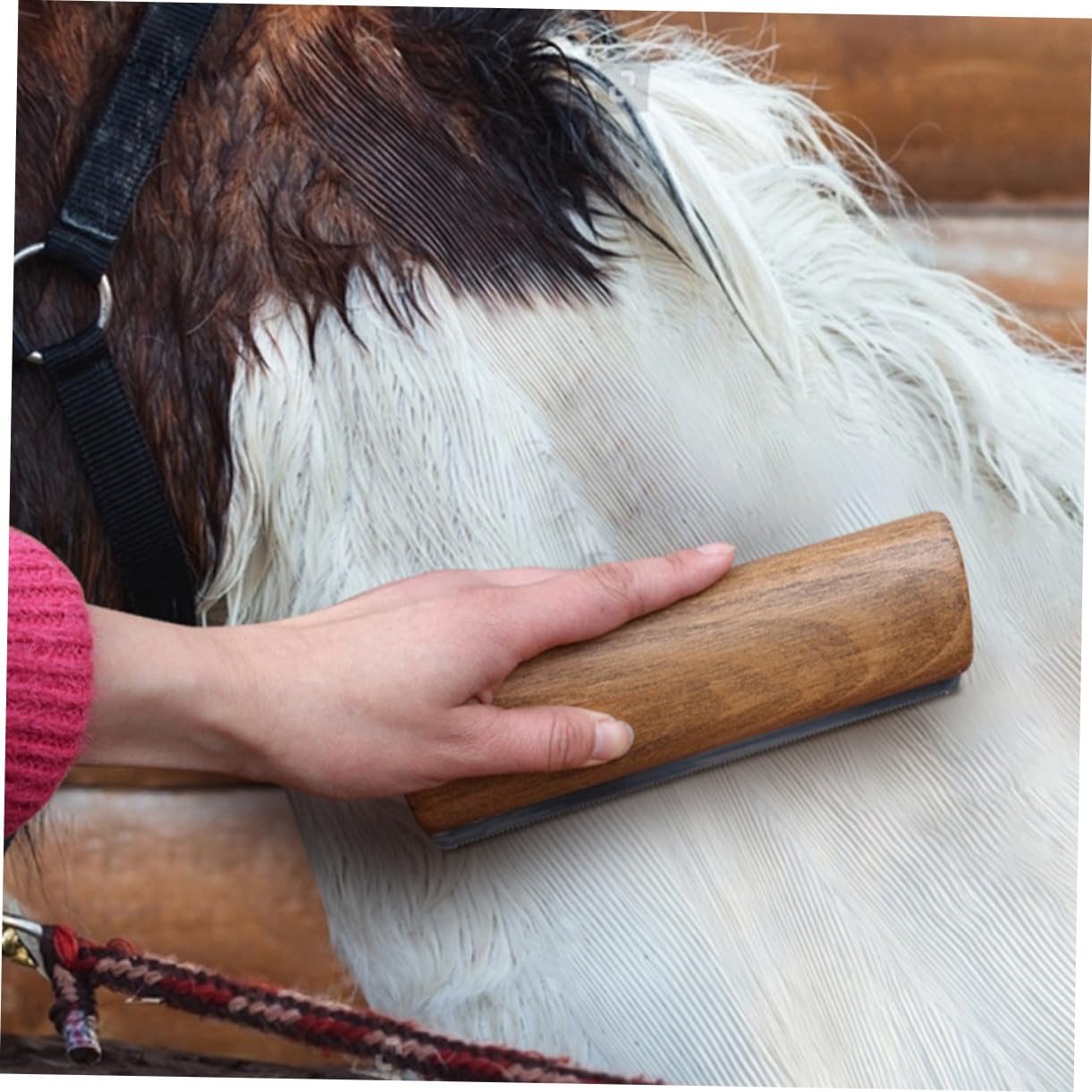 Cepillo Raspador para Limpieza de Caballos Diseño Ergonómico, Madera y Metal, Herramienta Fácil de Usar para Quitar Pelo Suelto y Sudor