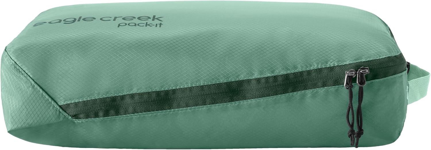 Eagle Creek Pack-It Isolate Cube - Lightweight Clothes Packing Cube for Maximizing Luggage Space - Angled Zippered Opening - Convenient Top Handle - Water-Resistant - Medium - Willow Green