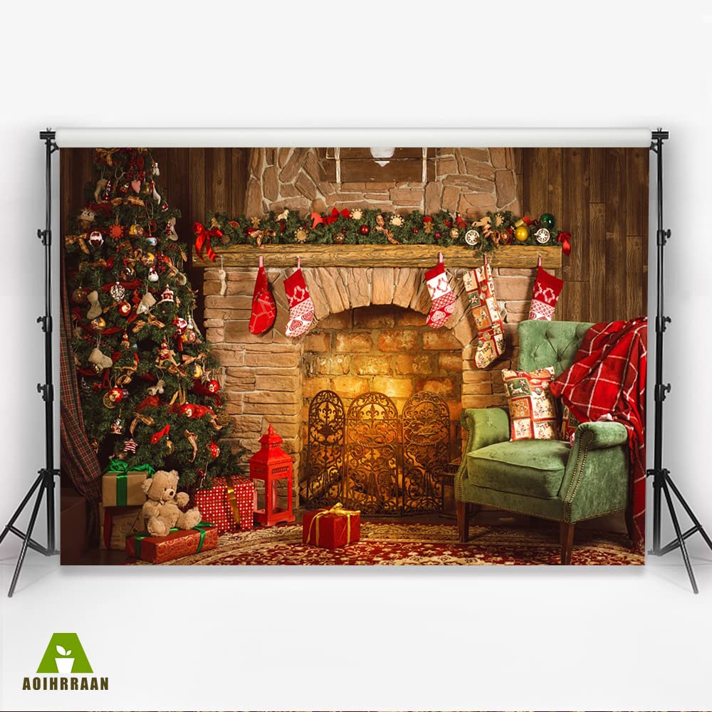 Aoihrraan 3x2m Natale Camino Sfondo Albero Di Natale Calzino Regalo Mattoni Caldo Camino Divano Parete In Legno Tappeto Rosso Fondali Fotografia Capodanno Festa Bambini Adulti Ritratto Foto
