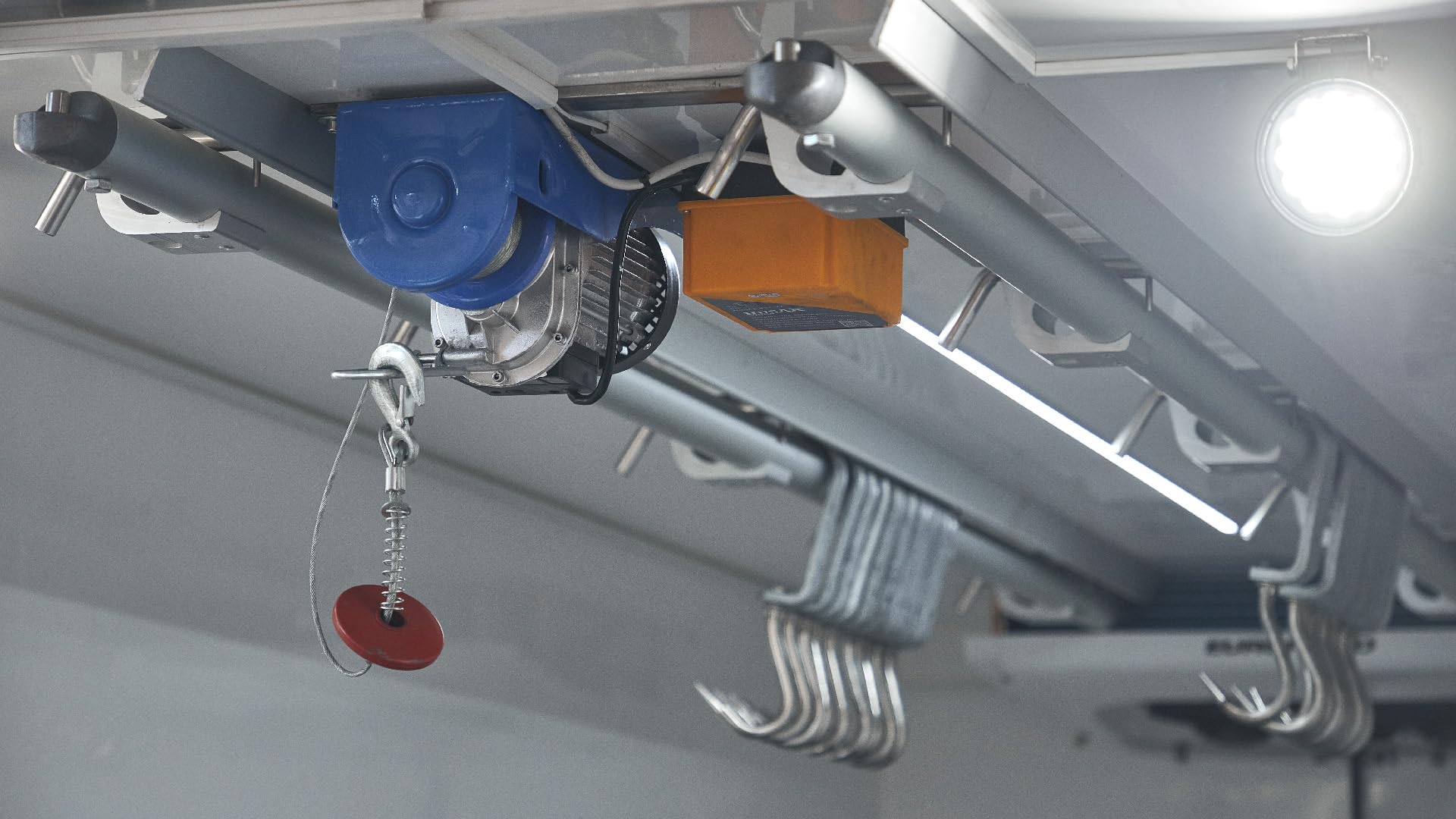 Wyciągarka Elektryczna 230V, uciąg 150/300 kg, Moc 650W, wysokość podnoszenia 18m, HOIST Wciągarka Warsztatowa - Lina 18m x 3mm, IP54 (Sterowanie Bezprzewodowe, 300/600 kg)
