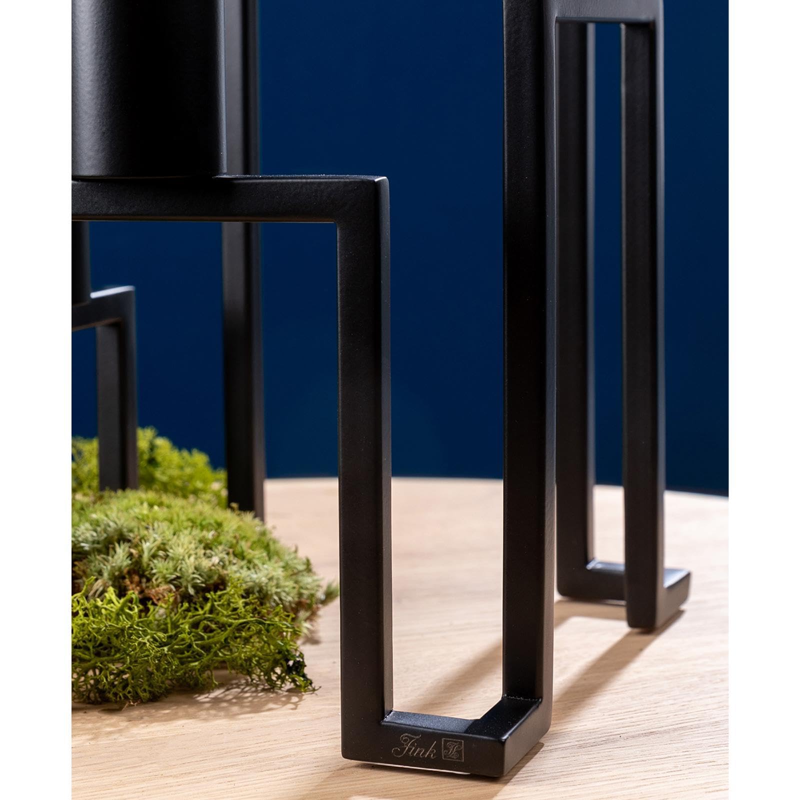 Fink Kerzenhalter 4-flammig aus schwarz pulverbeschichtetem Edelstahl, Kerzenständer modern für Stabkerzen Ø 3 cm, dekoratives Wohnaccessoire und Wohnzimmerdeko für Esstisch, Sideboard, Geschenkidee
