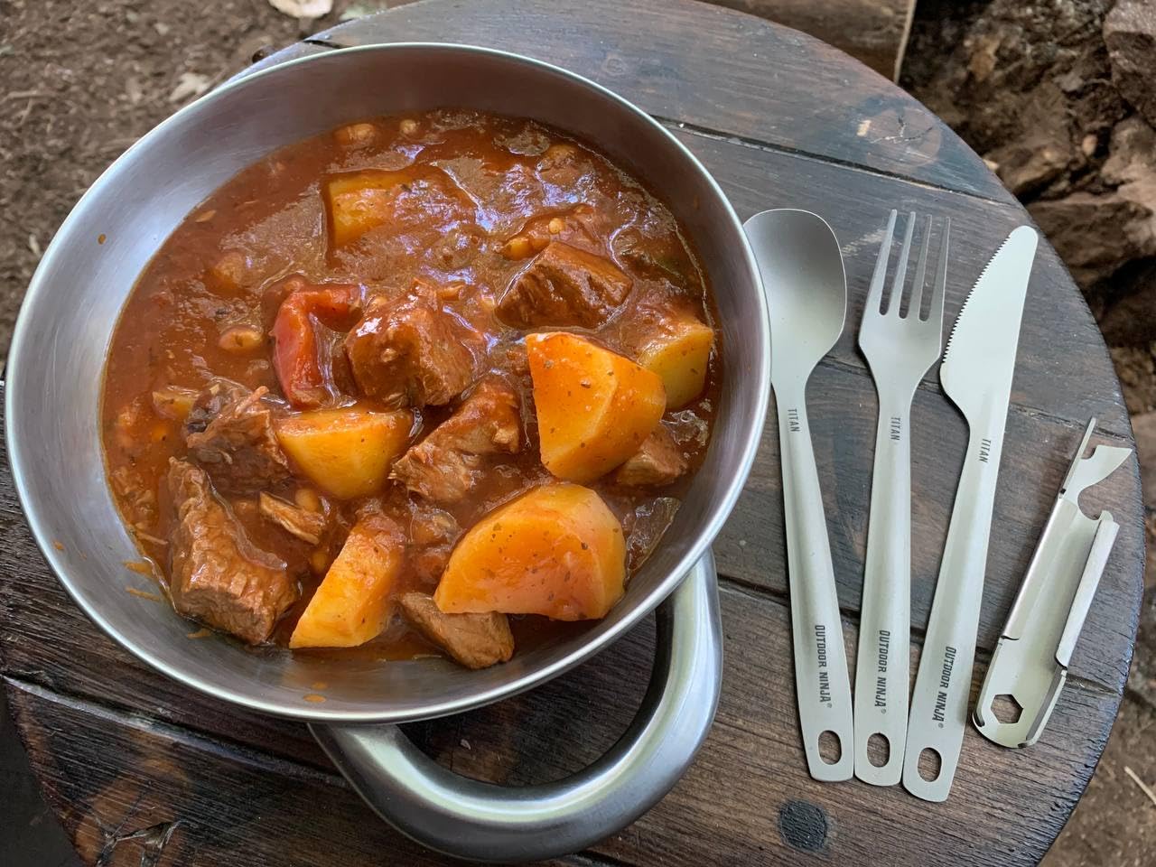 Set di posate in titanio, ultraleggero da campeggio, per esterni, con coltello, forchetta, cucchiaio, apribottiglie e apriscatole, con sacchetto a rete traspirante per un'asciugatura