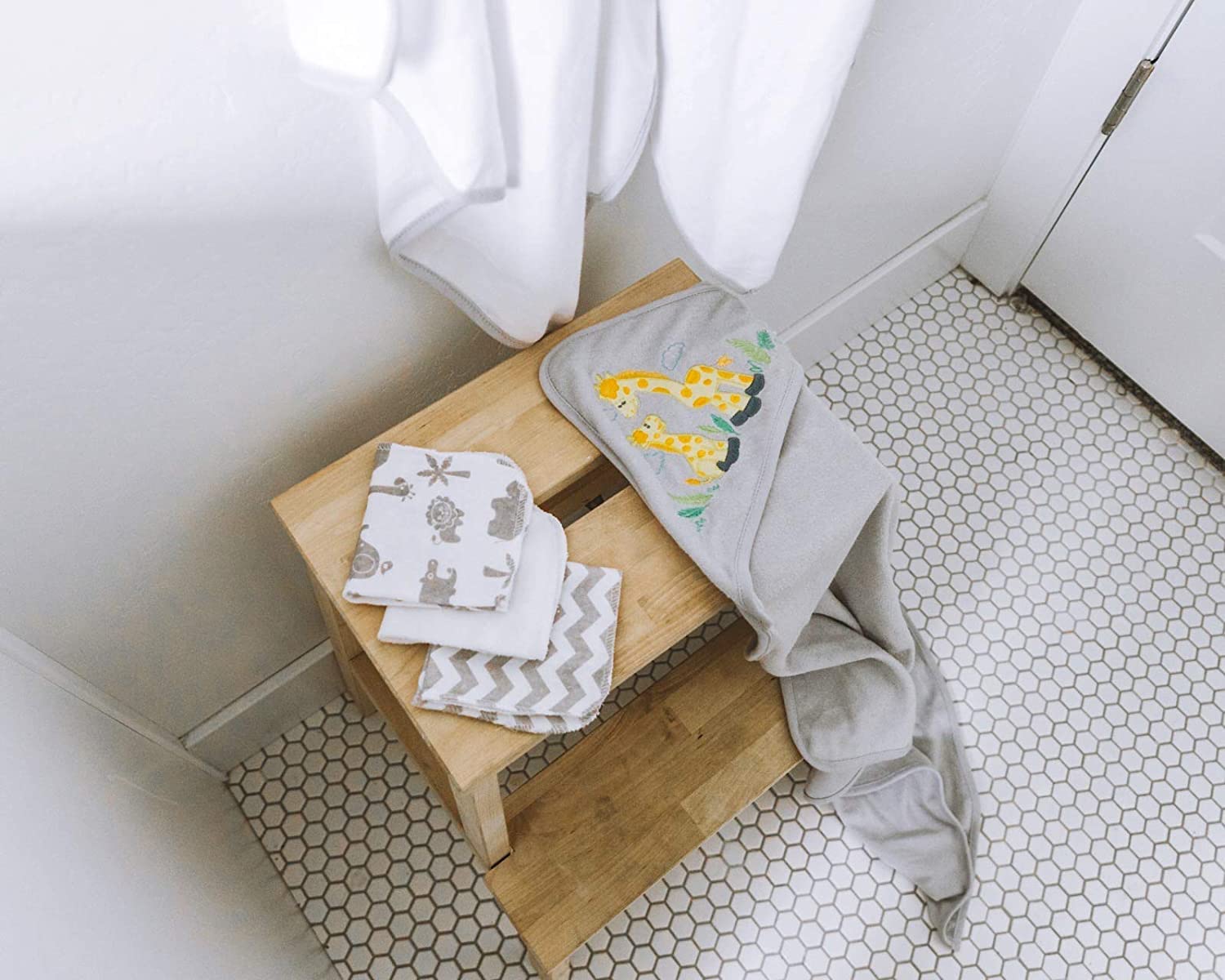 SpaSilk Juego de toallas y toallas de baño con capucha para bebés, juego de regalo de 23 piezas, gris, (regalo GBA23 0501)