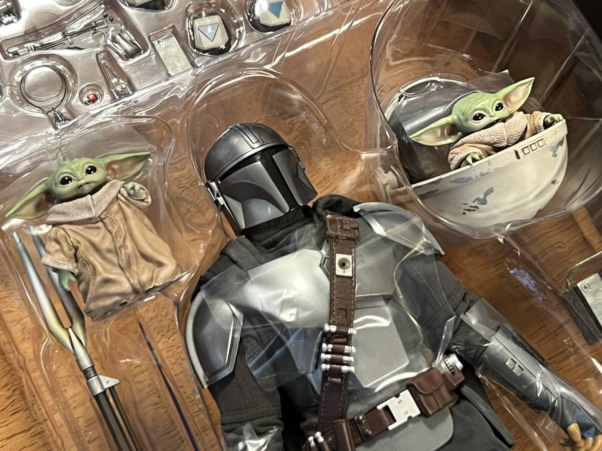 Amazon.co.jp: レア！ ホットトイズ 16 マンダロリアン＆ザチャイルド 
