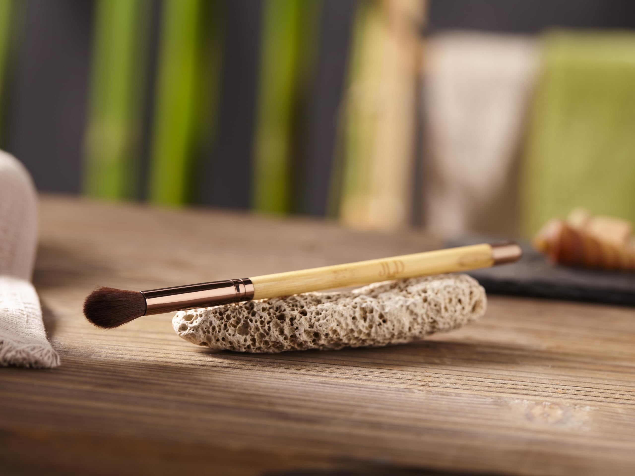 Jean Louis David Go Green Collection Eye Shadow Brush Makeup Brush Vegan Bristles 100% Synthetic Bamboo Handle FSC Certified - Image 3