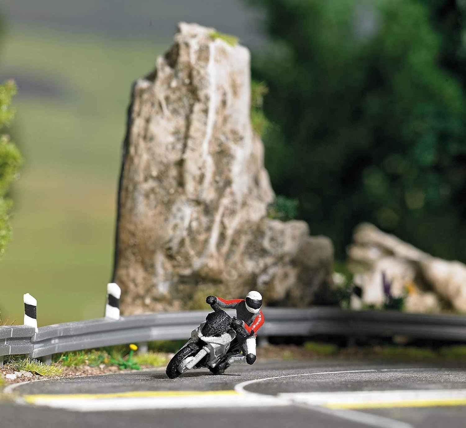 Busch 7940 HO Scale Super Racer 1 - Action Set - Silver Motorcycle with Rider, 3 Sections of Highway Guardrails