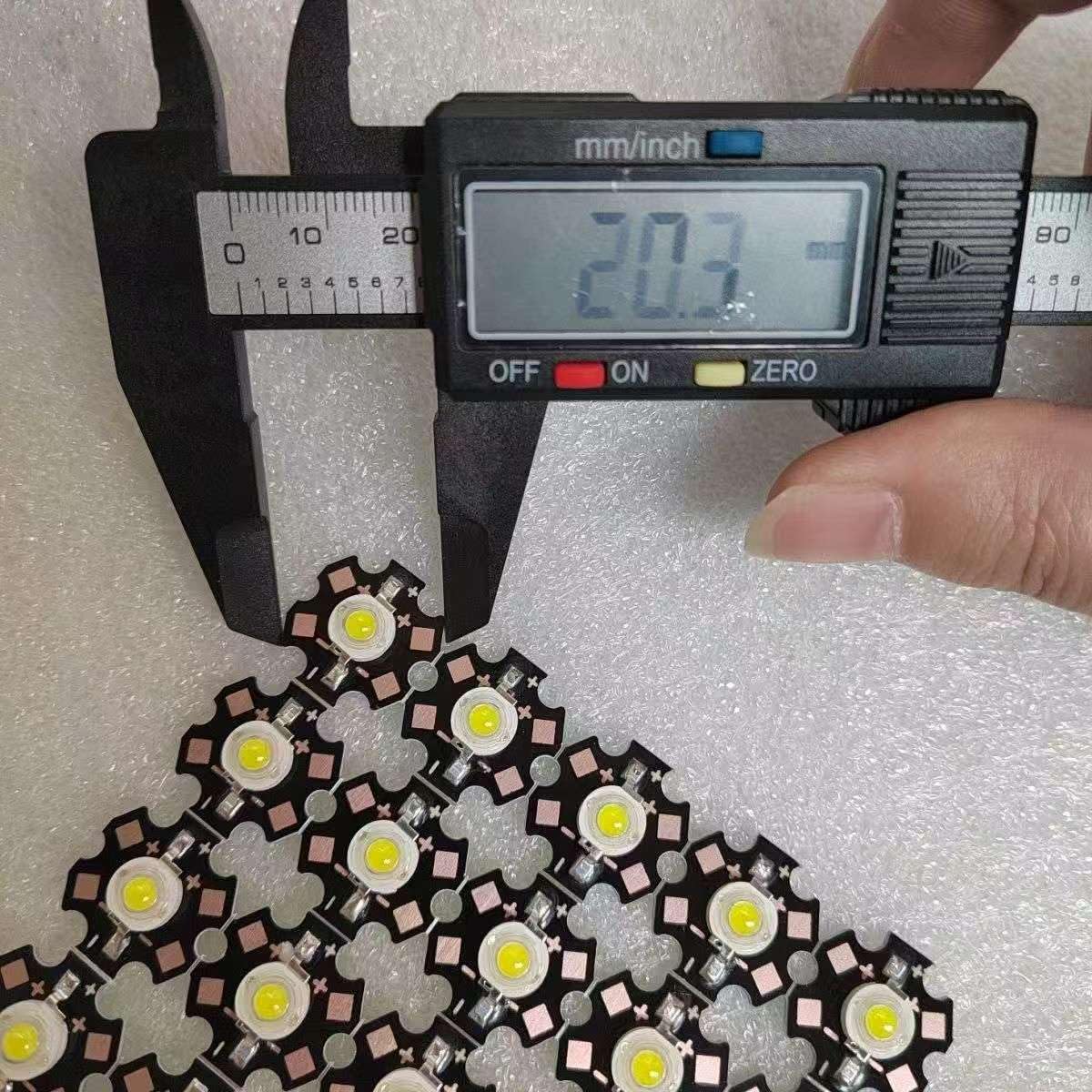 Chip LED per illuminazione 1W 3W,Diodo emettitore LED con dissipatore di calore in forma di plasma in alluminio da 20mm,per sostituzione fai-da-te della torcia torcia per (50 pezzi/3W-blu 475 NM)