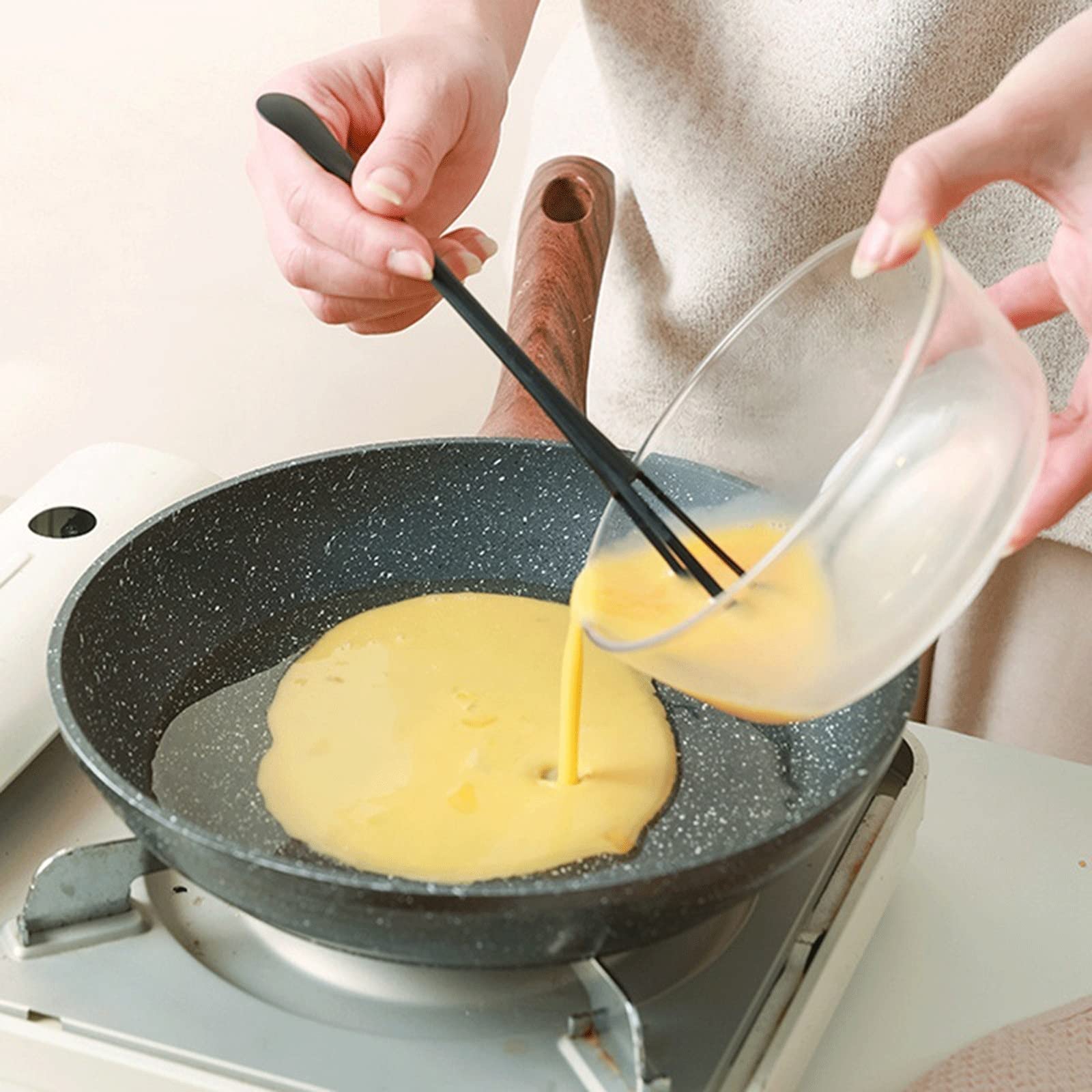 Trzepaczka do jajek 22 x 2 cm kuchenna plastikowa trzepaczka antypoślizgowa łatwa do czyszczenia trzepaczka do jajek wielofunkcyjny ręczny mikser do jajek spieniacz do mleka przybory kuchenne