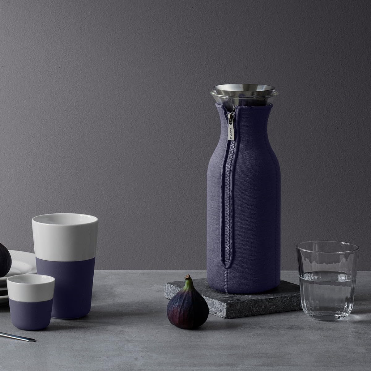 EVA SOLO – Kühlschrankkaraffe | skandinavisches Design | 1 Liter - 1.0l| Borrosilikat-Glas, Edelstahl, Silikon | spülmaschinenfest | 100% tropffrei | Black Woven