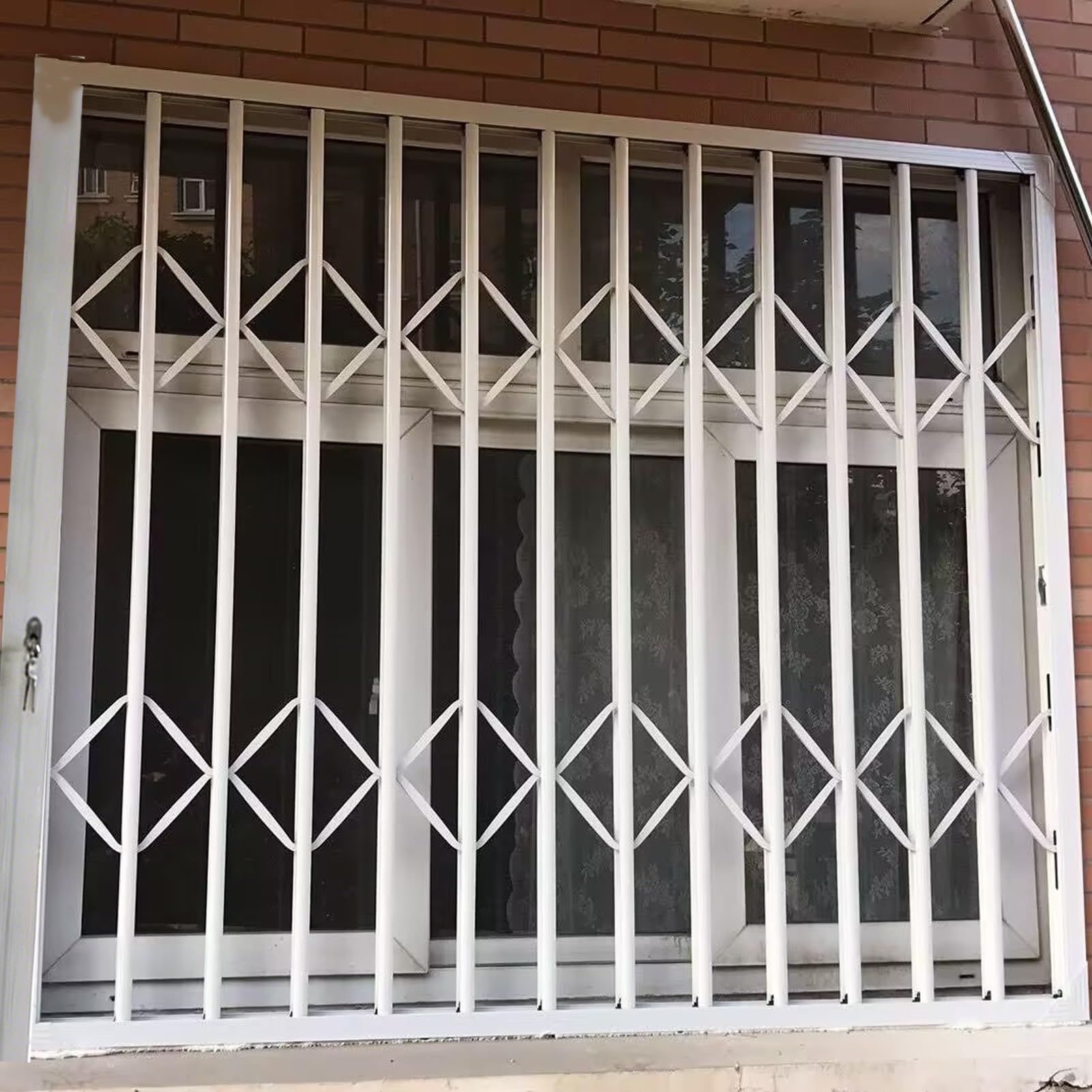 Barre di sicurezza pieghevoli per finestre scorrevoli con meccanismo di bloccaggio