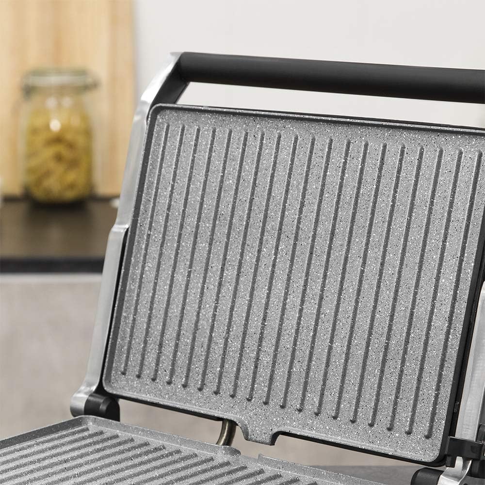 Avvicinamento view of the RockStone non-stick coating on the Cecotec Rock'nGrill 2400 UltraRapid electric grill plate, highlighting its textured surface.