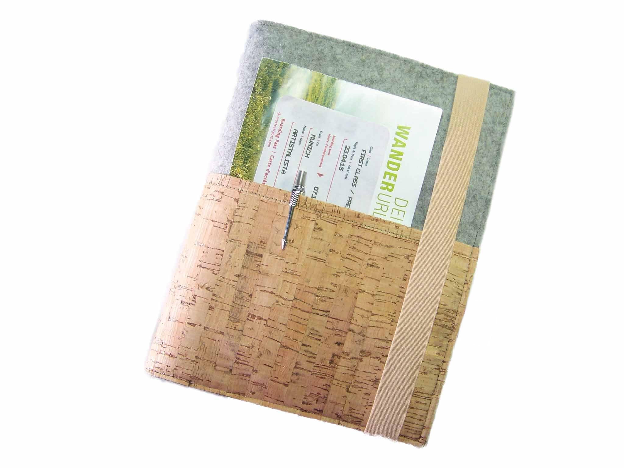 Reiseorganizer Reiseetui Dokumententasche Wollfilz Filz Kork für Reisedokumente inkl. eReader-/Tabletfach bis max. 8"